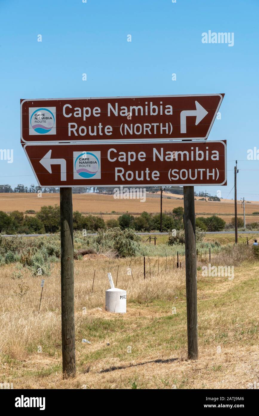 Moorrreesburg, Südafrika. Dez. 2019. Straßenschilder für die Cape to Namibia Road N7 Highway und Swartland Wine Region. Stockfoto