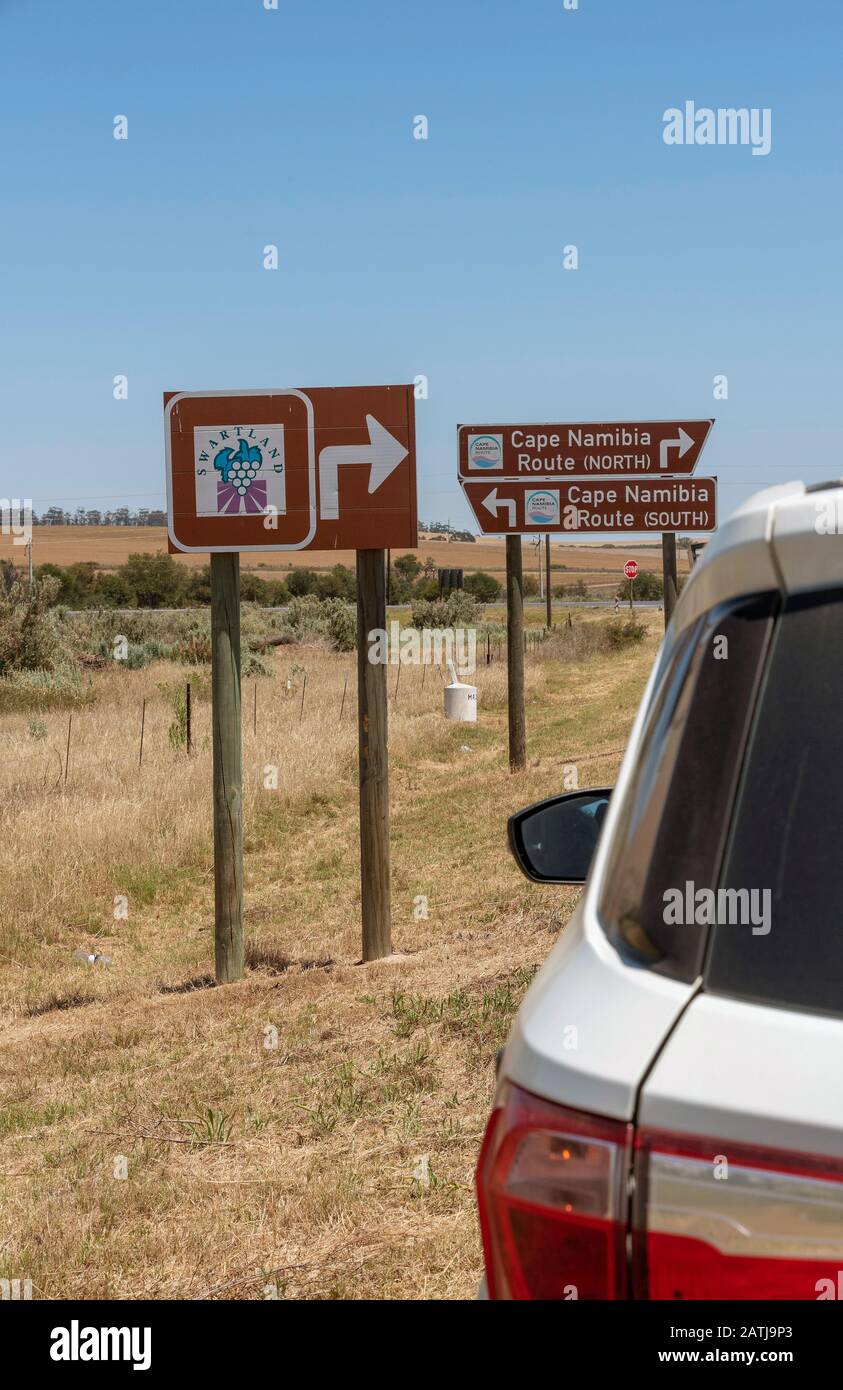 Moorrreesburg, Südafrika. Dez. 2019. Straßenschilder für die Cape to Namibia Road N7 Highway und Swartland Wine Region. Stockfoto