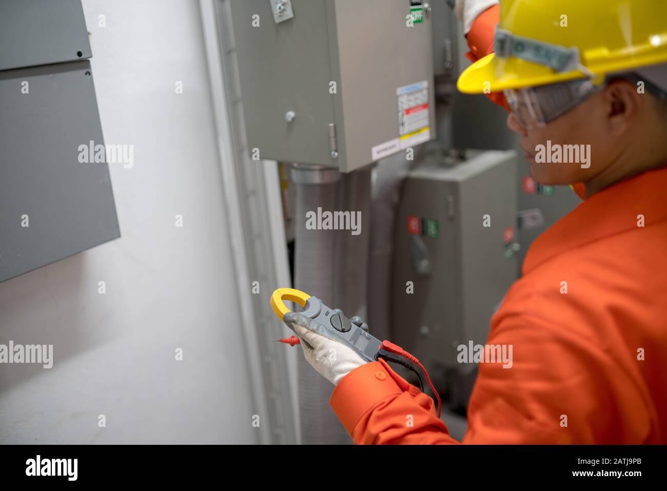 Ein Elektroingenieur überprüft die Elektrik im Gebäude. Stockfoto