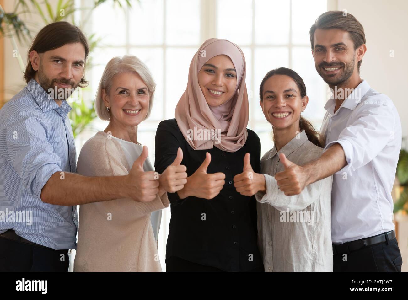 Lächelnde, multiethnische Kollegen zeigen, dass sie den Service empfehlen Stockfoto