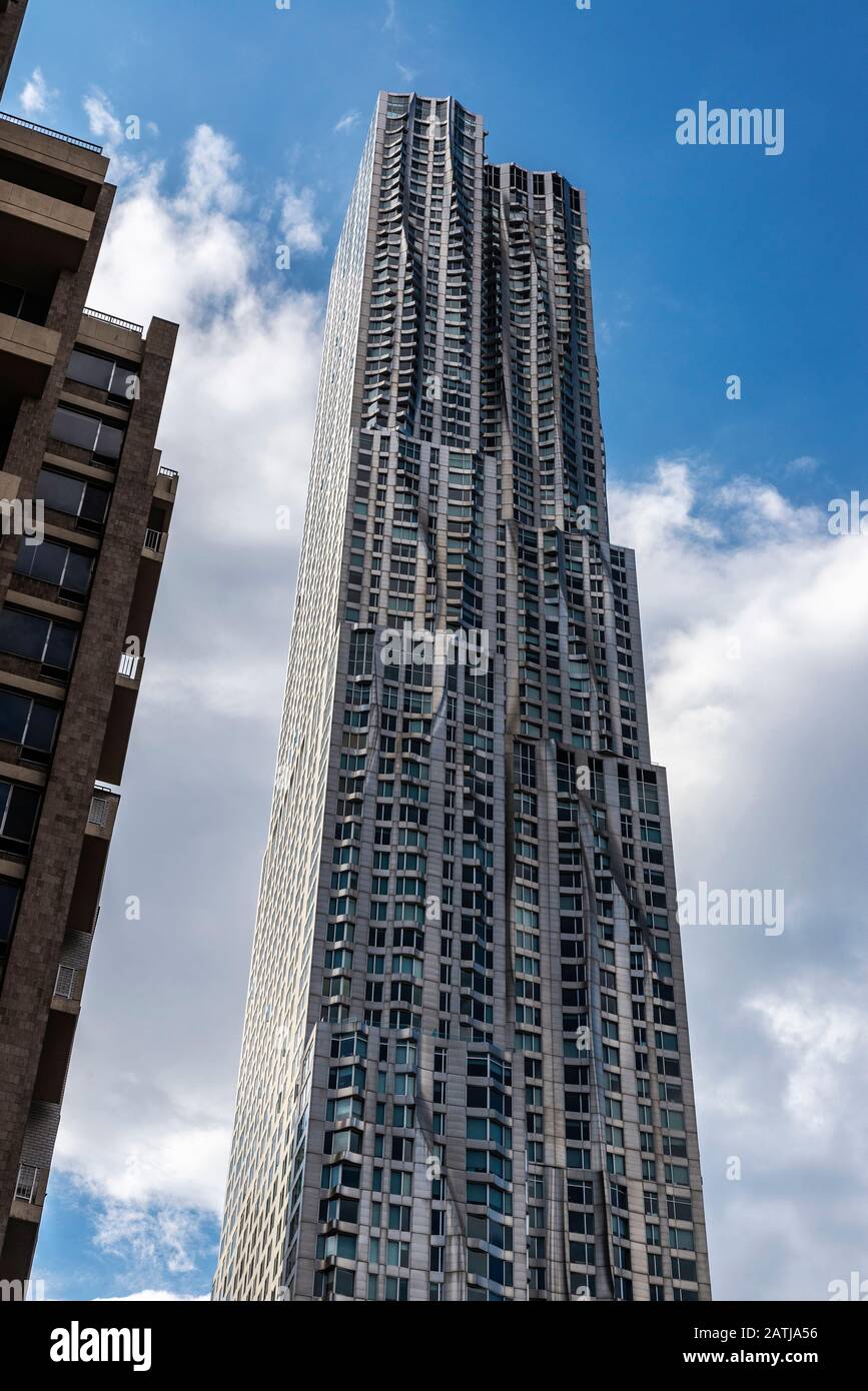 New York City, USA - 2. August 2018: Low Angle Shot der 8 Spruce Street, Wolkenkratzer bekannt als Beekman Tower oder New York von Gehry in Manhattan, New Y Stockfoto