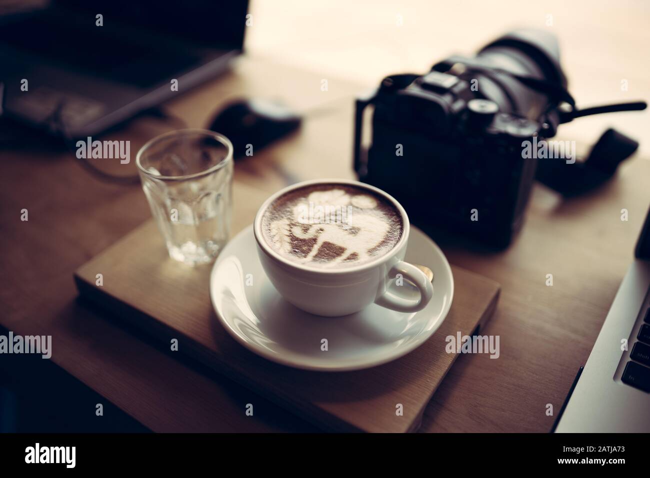 Latte Art Kaffee Zeit Lifestyle des Fotografen freiberuflich Stockfoto