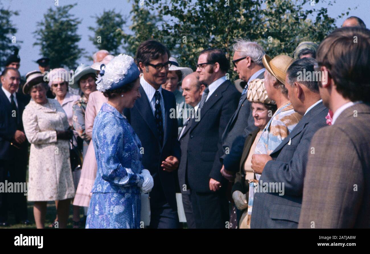 Königin Elizabeth II. Spricht mit Gästen auf einer Gartenparty in Coleraine, Nordirland. Stockfoto