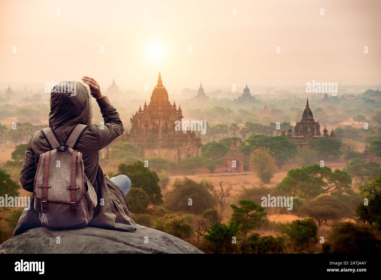 Der Tourist, der beim Sonnenaufgang die Landschaft der Bagan-Pagode beobachtet, und die alte Pagode in Bagan, Mandalay Myanmar Stockfoto