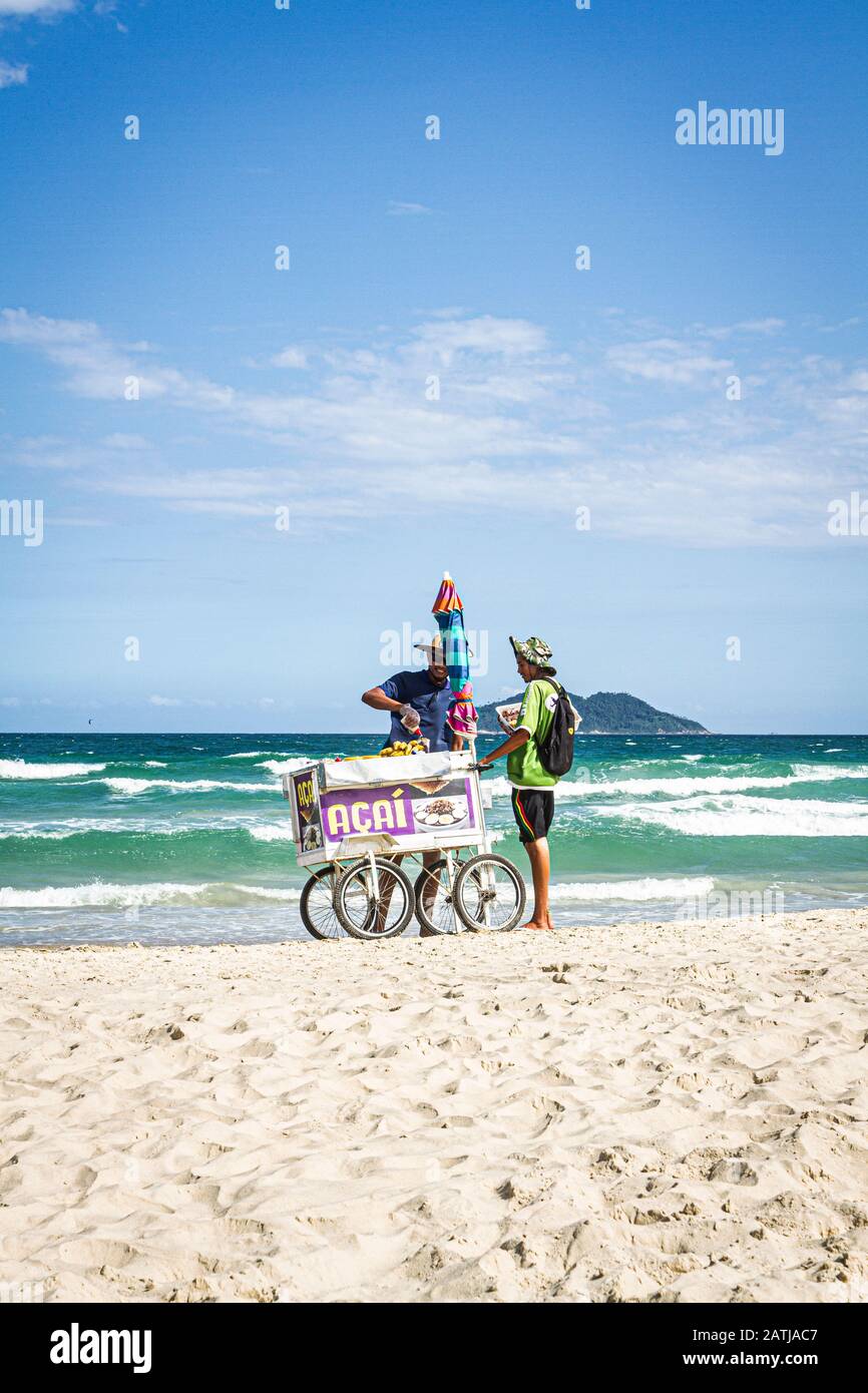 Strandverkäuferin am Acores Beach. Florianopolis, Santa Catarina, Brasilien. Stockfoto