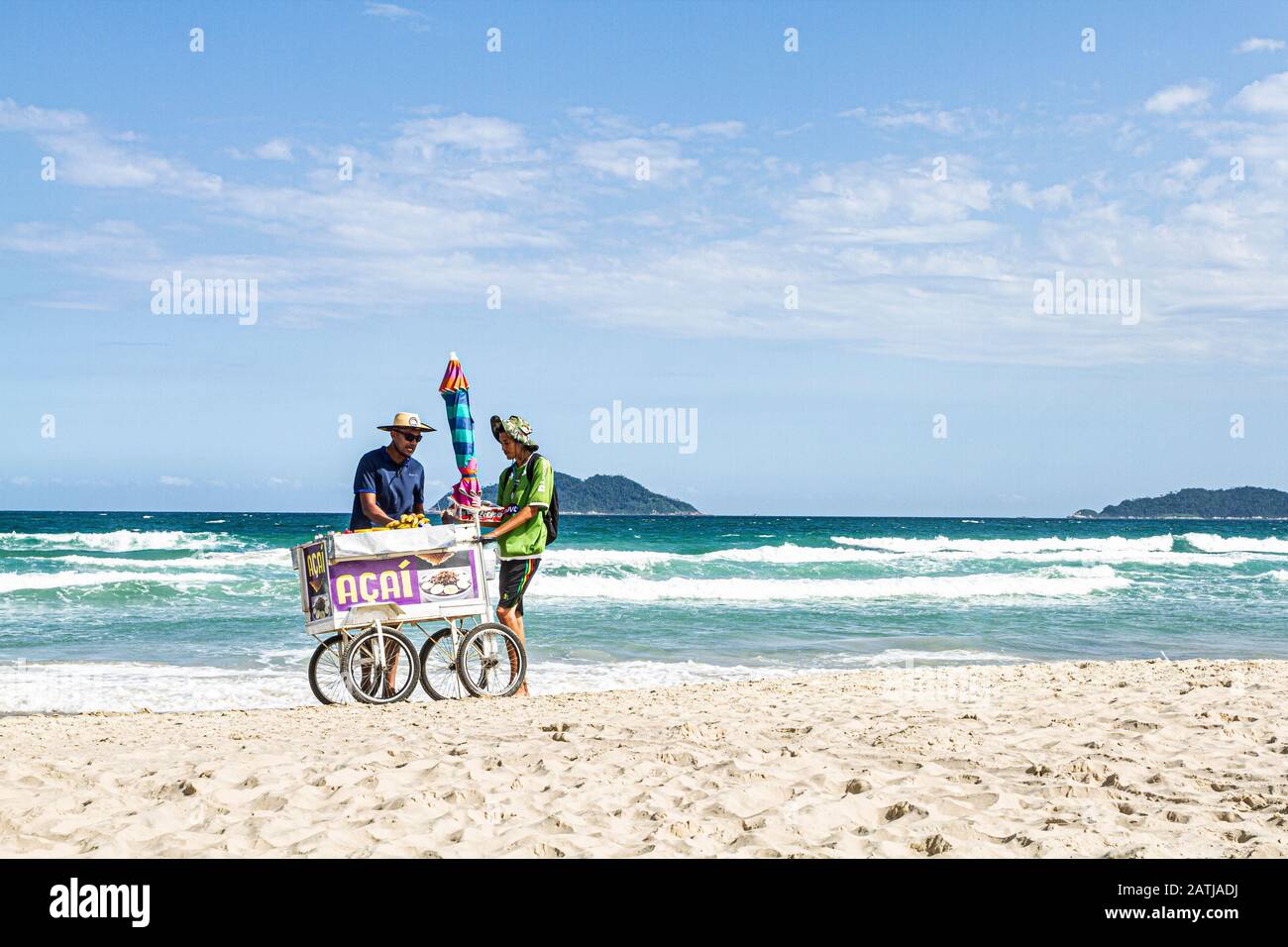 Strandverkäuferin am Acores Beach. Florianopolis, Santa Catarina, Brasilien. Stockfoto