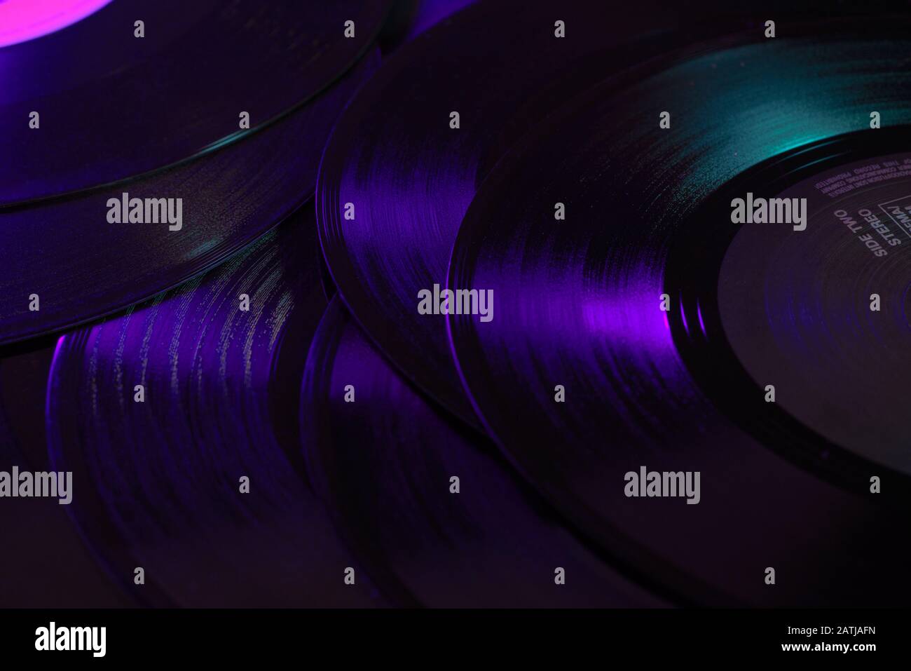 Vinyl zeichnet Musik Hintergrund, Textur, 80er Jahre, Vintage, Retro, Akustik, 80er Jahre, Disco, Gradientenfarben, Nahaufnahme, Party, Tapete, Bildschirm, Postca Stockfoto