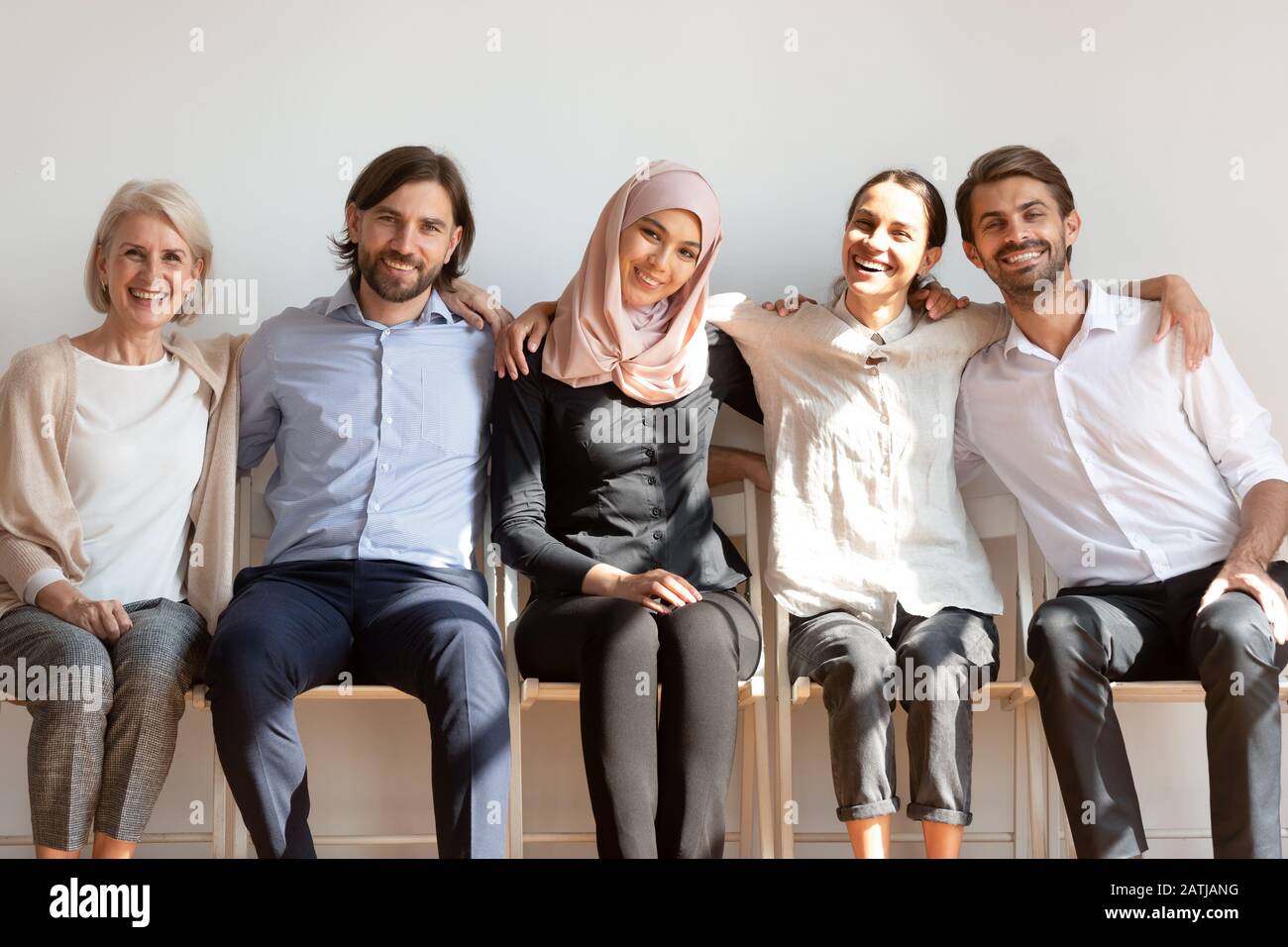 Das Porträt eines lächelnden multikulturellen Mitarbeiters zeigt Teamgeist Stockfoto