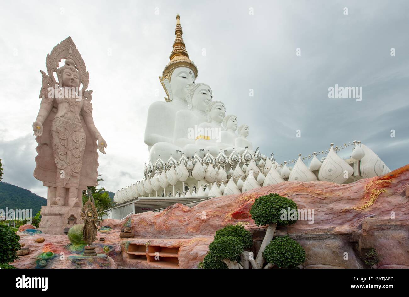 Weiße Buddha-Statue Wat Pha Sorn Kaew-Phet Cha Bun Thailand. Stockfoto