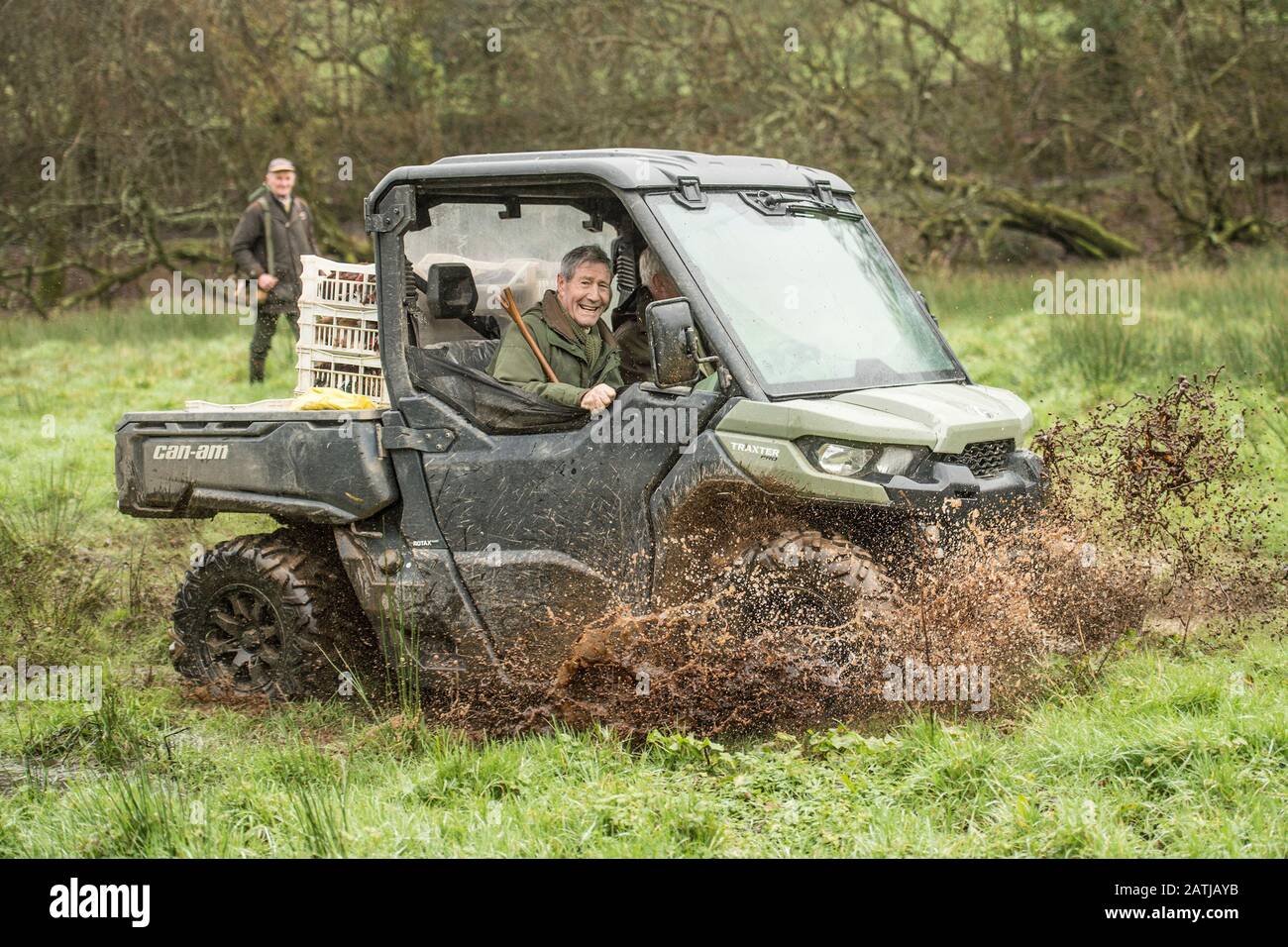Transportieren Sie in einem BRP Traxter 4x4 auf einem Fasanenschieß durch das Wasser Stockfoto
