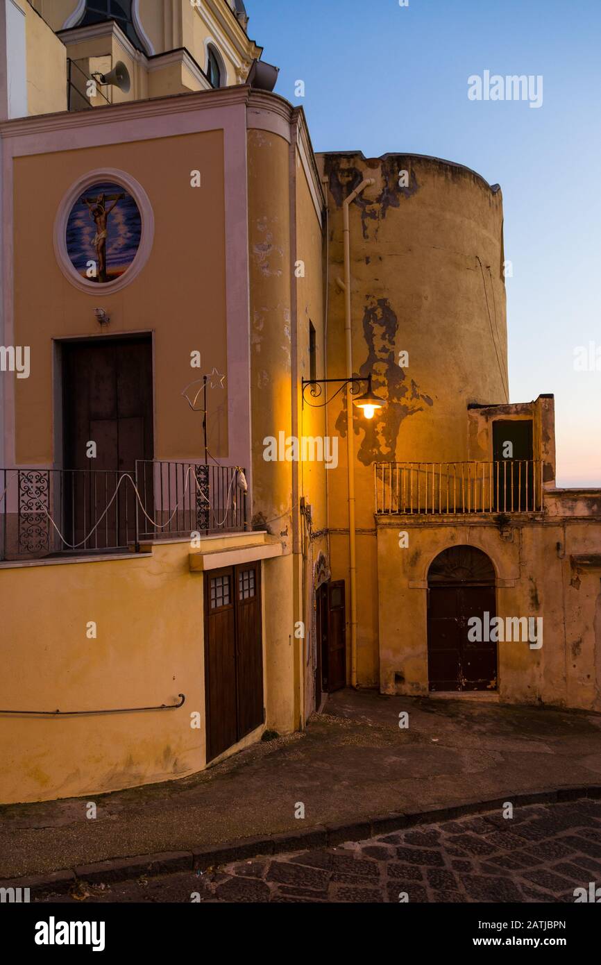 Procida (Neapel, Italien) - Blick auf die Wallfahrtskirche von S. Maria delle Grazie durch die Straße, die zum Dorf führt Corricella Stockfoto