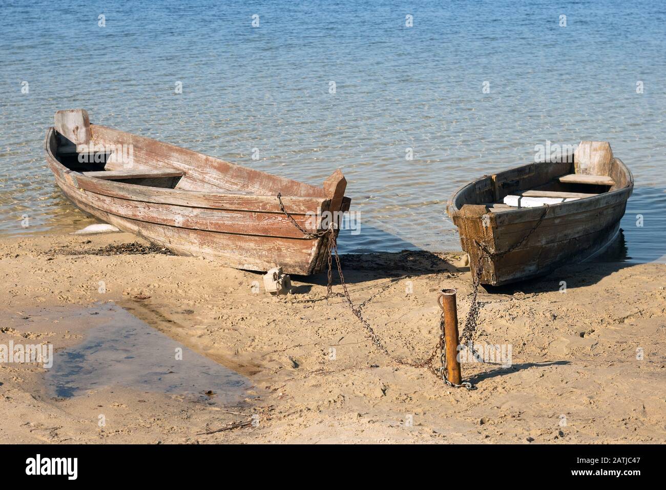 Alte Holzboote moorierten am Seeufer. Stockfoto