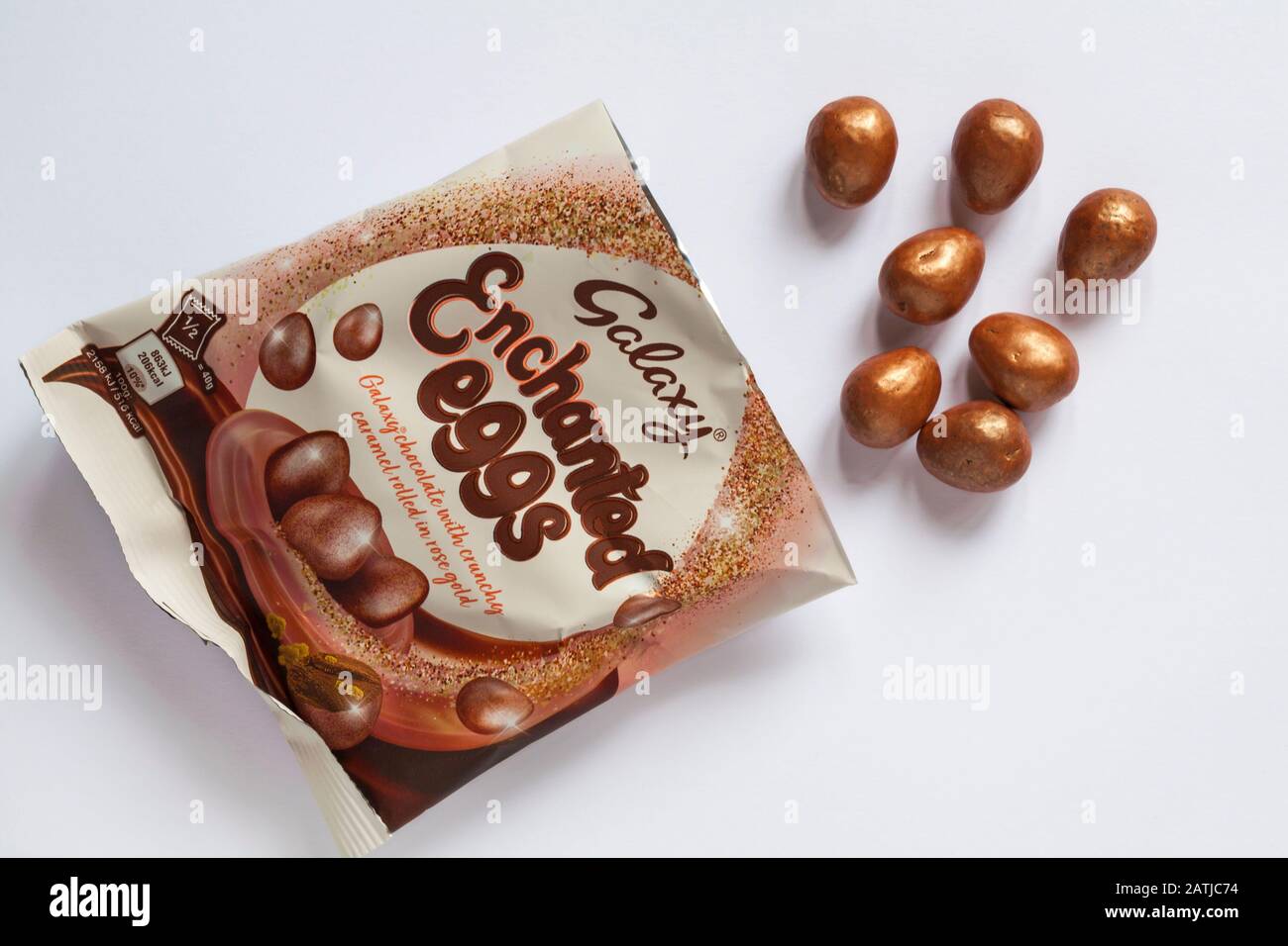 Geöffnete Packung Galaxy Enchanted Eggs - Galaxienschokolade mit knirschigem Karamell in Rosengold auf weißem Hintergrund isoliert - bereit für Ostern Stockfoto