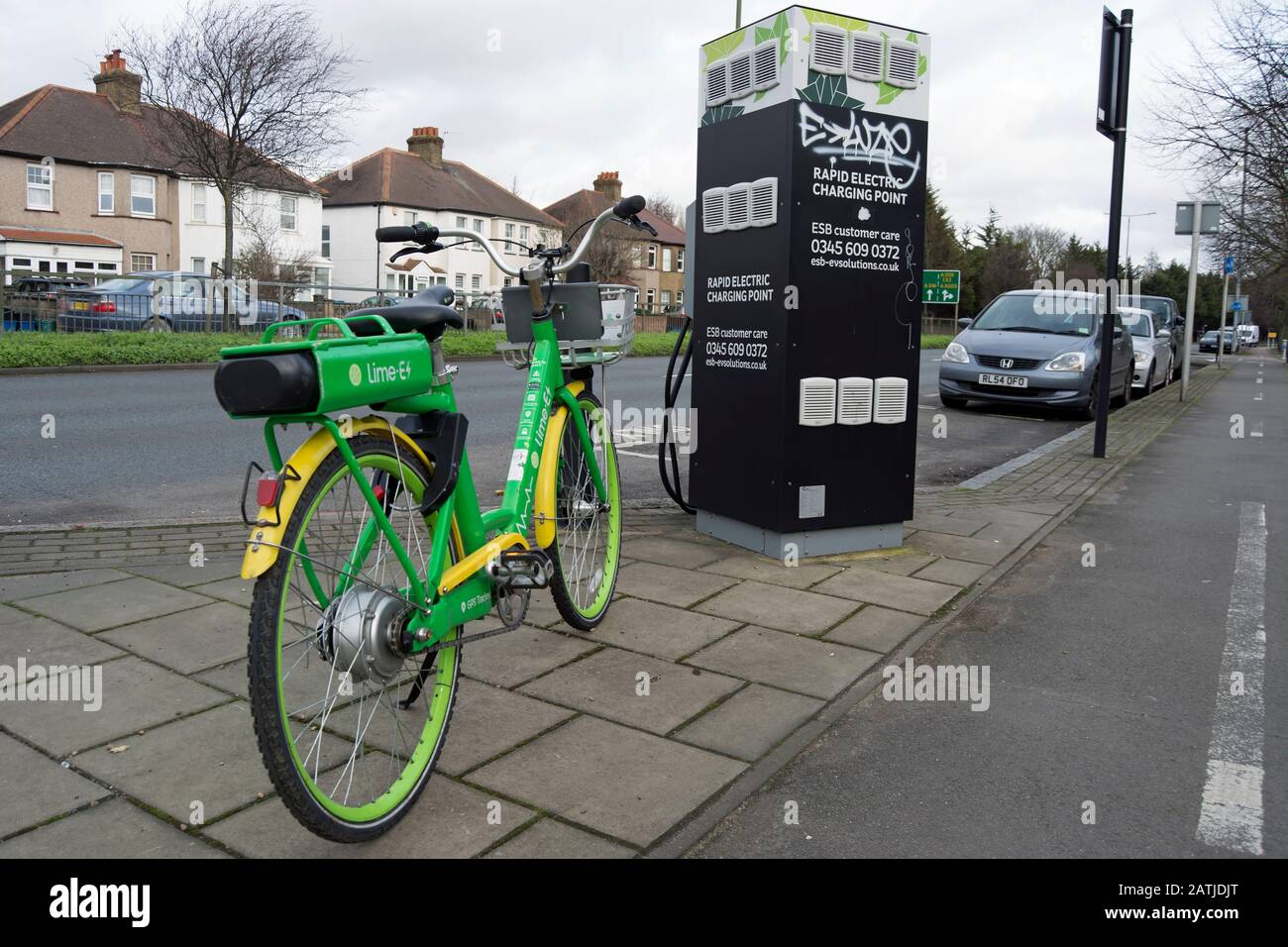 Ein andockenloses elektrisches Fahrrad aus Kalk parkte neben einem esb-Ladeplatz für Elektroautos, East Sheen, london, england Stockfoto