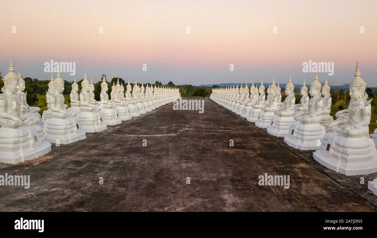 Thailand, Die weiße buddhastatue zur Sonnenuntergang in der Provinz Sakon Nakhon Stockfoto