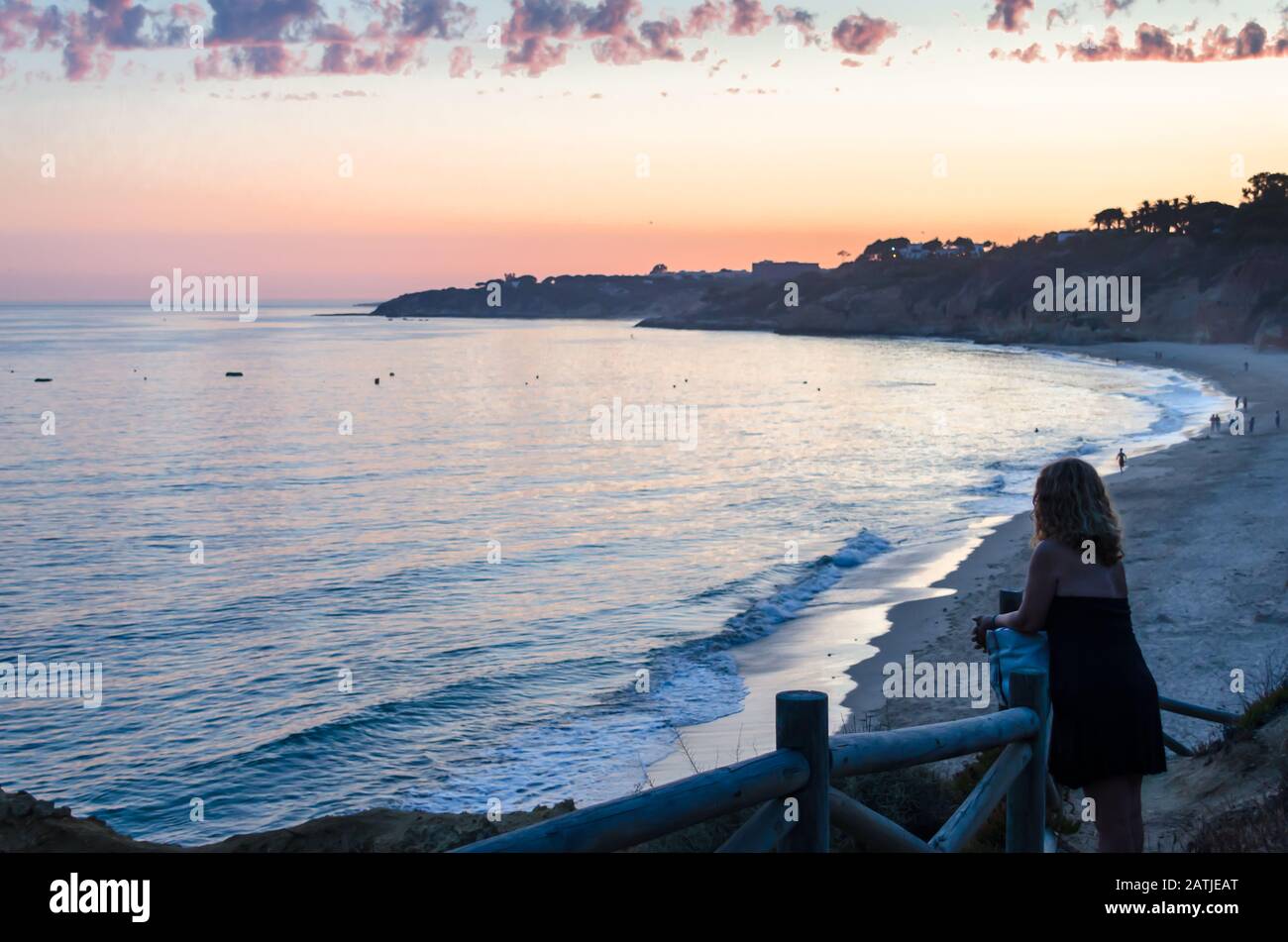 Sonnenuntergang am Strand Santa Eulalia in Albufeira, Region Algarve, Portugal Stockfoto