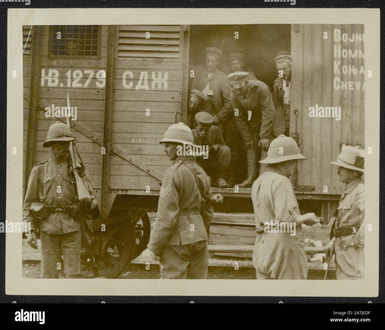 Gefangen an der Balkanfront Beschreibung: Verschachende deutsche Gefangene, die an der Balkanfront gefangen wurden Anmerkung: Gefangen an der Balkanfront. Deutsche Kriegsgefangene an der Front auf dem Balkan geben ein Zugdatum ein: {1914-1918} Schlagwörter: WWI, Kriegsgefangene, Soldaten, Züge Stockfoto