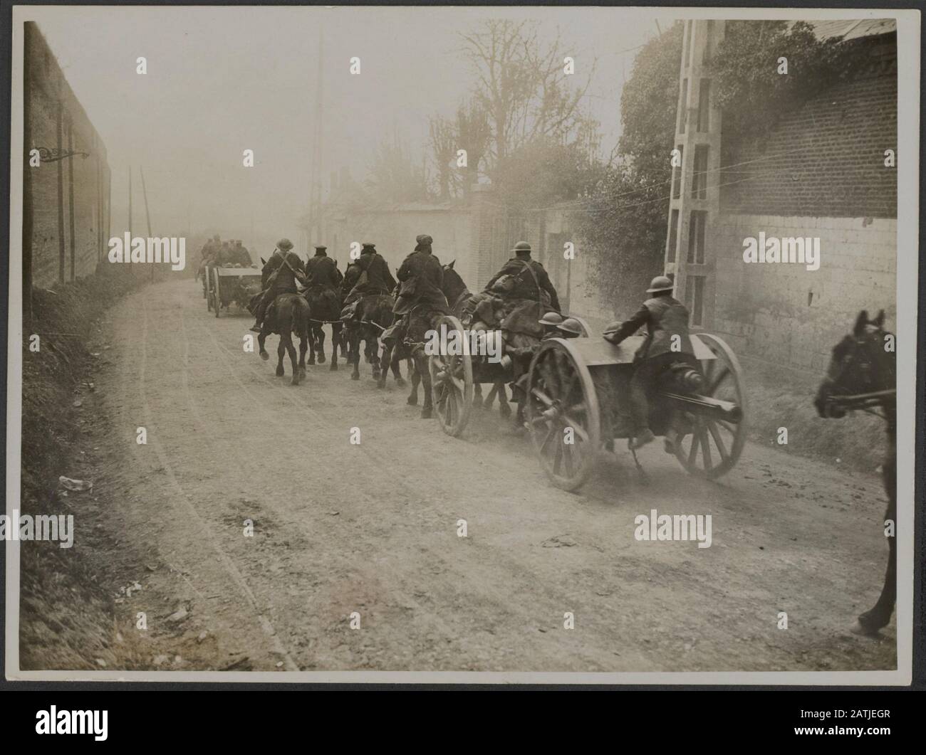 Die britische Westfront in Frankreich - die deutsche Offensivbeschreibung: Feldartillerie galoppiert durch ein Dorf Anmerkung: Britische Westfront in Frankreich. Die deutsche Offensive. Feldartillerie galopeert ein Dorf Datum: {1914-1918} Ort: Frankreich Schlagwörter: Artillerie, Dörfer, Fronten Des Ersten Weltkriegs, Soldaten Stockfoto