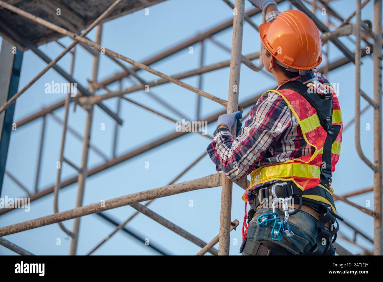 Der Arbeiter auf der Gerüstbaustelle Stockfoto