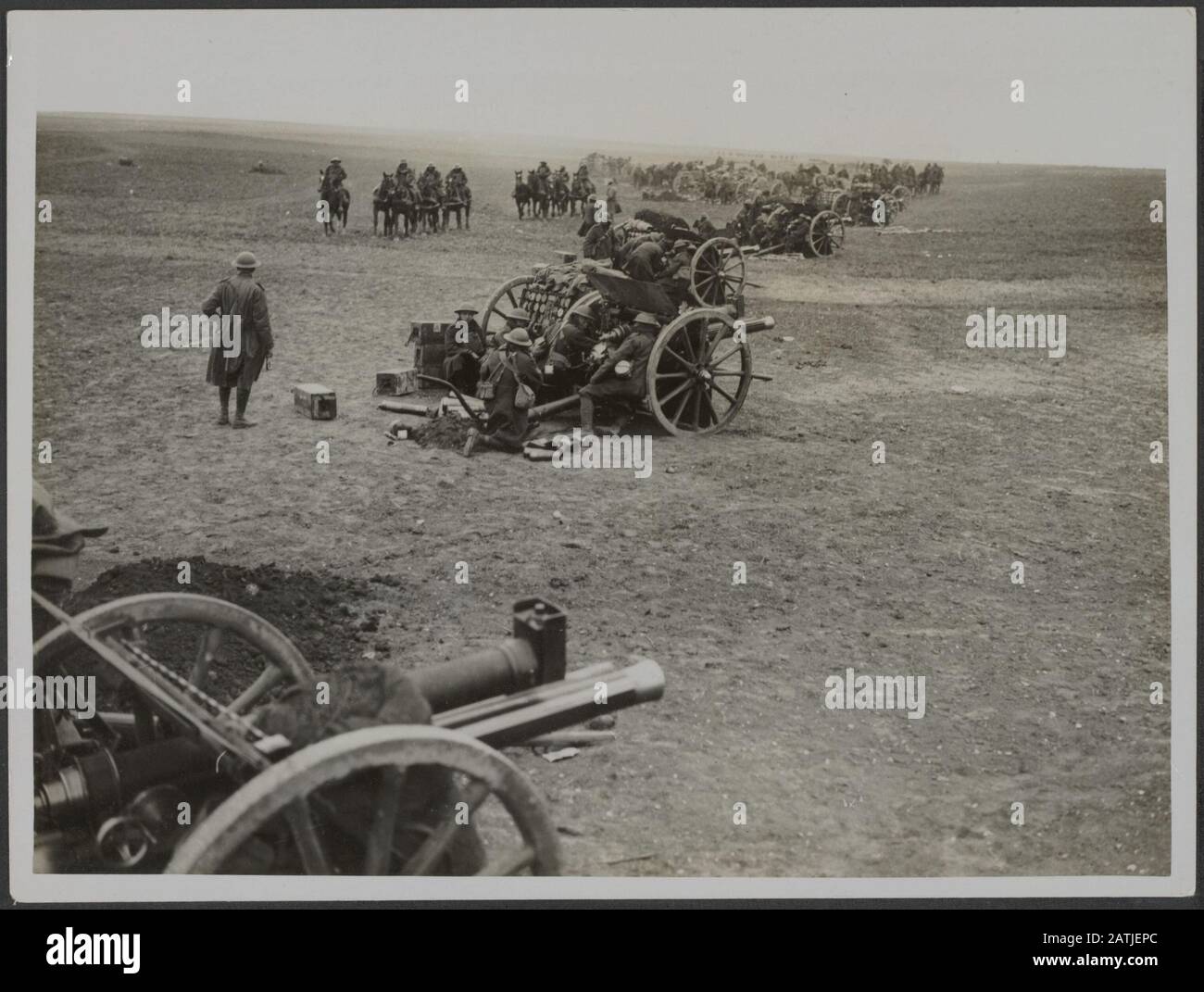 Die britische Westfront in Frankreich Beschreibung: Feldgewehre, die deutsche Voranmerkung halten: Britische Westfront in Frankreich. Waffen der deutsche Vormarsch Datum: {1914-1918} Ort: Frankreich Schlagwörter: WWI, Fronten, Waffen, Soldaten Stockfoto