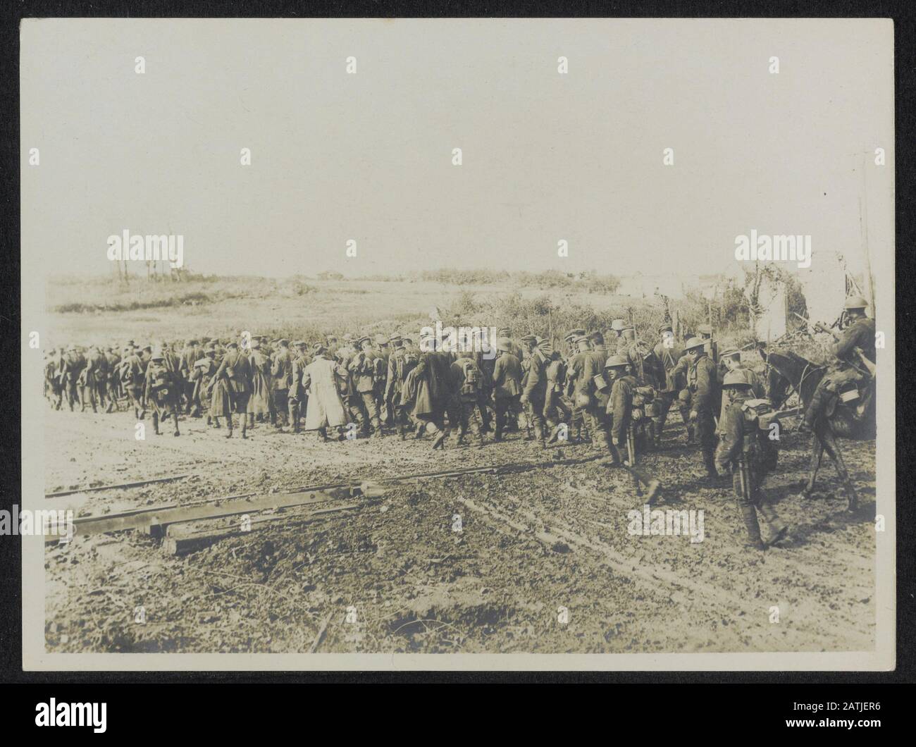 Die britische Westfront in Frankreich. Der erfolgreiche Vormarsch oder 18.09.1918 Beschreibung: Aus einem fortgeschrittenen Gebiet wird eine Reihe von Gefangenen gesehen, die auf Anmerkung zurückgehen: Britische Westfront in Frankreich. Der erfolgreiche Angriff vom 18.9.1918. Eine Gruppe deutscher Kriegsgefangenen ist von einem Außenposten zum Hinterwasser geführt Datum: 18. September 1918 Ort: Frankreich Schlagwörter: WWI, Fronten, Kriegsgefangene, Soldaten Stockfoto