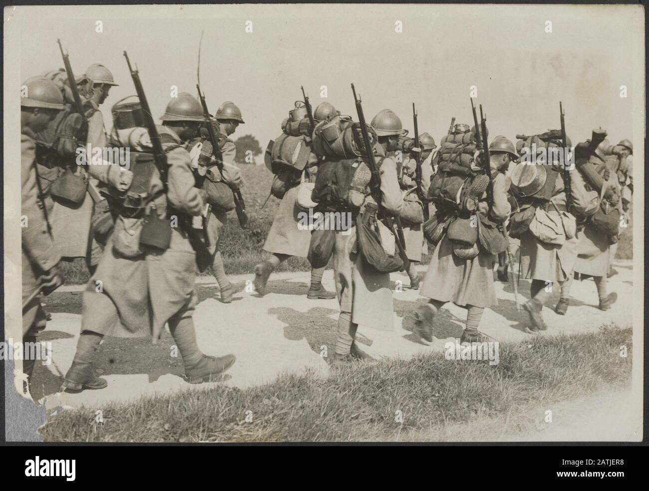 Beschreibung der britischen Westfront: Französische Truppen auf der marschroute zur Front. Der Geist unserer Verbündeten ist großartig. Anmerkung: Die Britische Westfront. Französische Truppen auf dem Weg zur Front. Der Geist unserer Verbündeten ist in Ordnung. Datum: {1914-1918} Ort: Frankreich Schlagwörter: Weltkrieg, Fronten, Truppen Stockfoto
