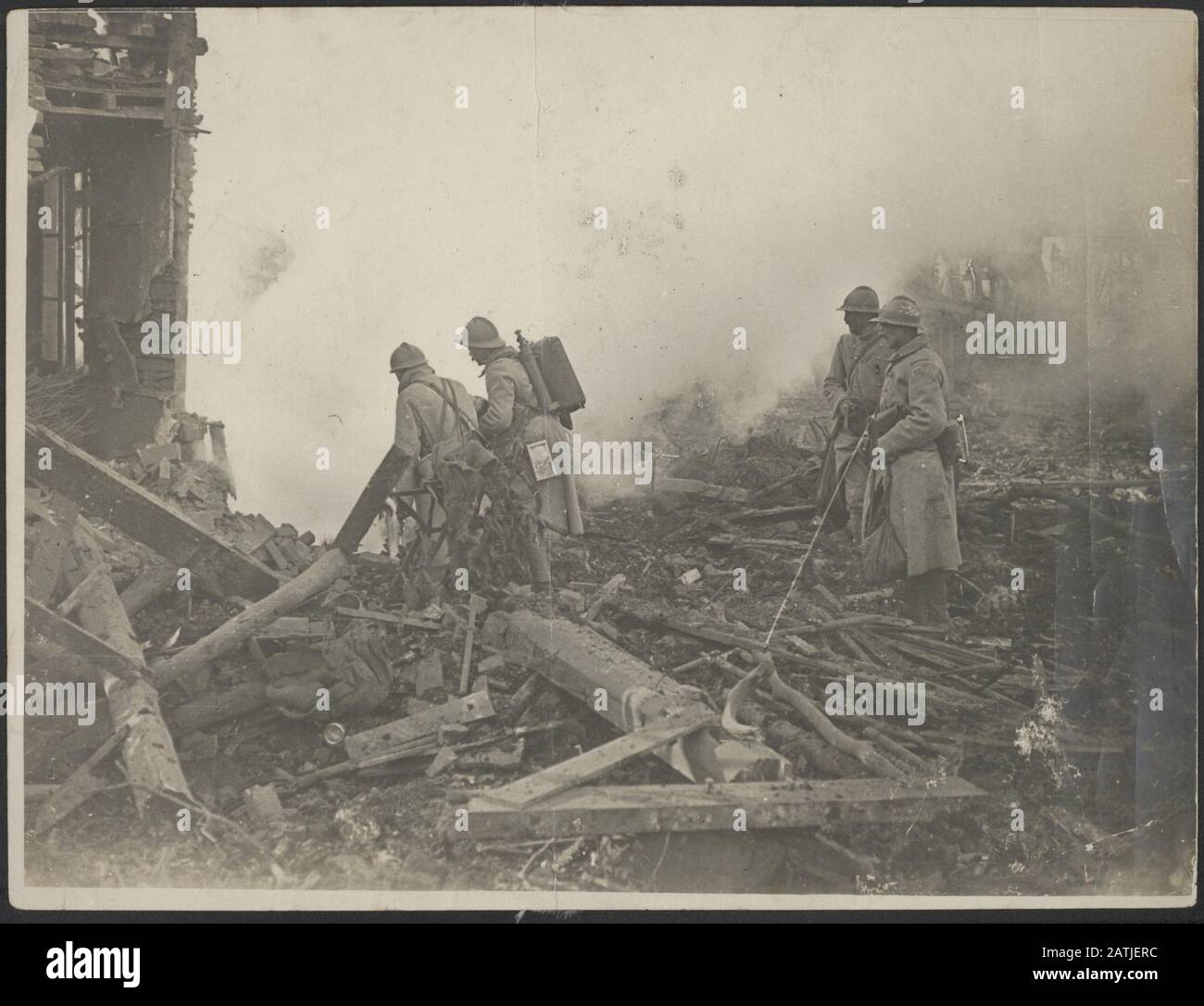 Beschreibung: Front Francais de la Somme. Grenadiers explorant des abris allemands Annotation: Die Front der Somme in Frankreich. Französische Soldaten untersuchen ein deutsches Versteck Datum: {1914-1918} Ort: Frankreich, Somme Schlüsselwörter: WWI, Fronten, Schutzräume, Soldaten Stockfoto