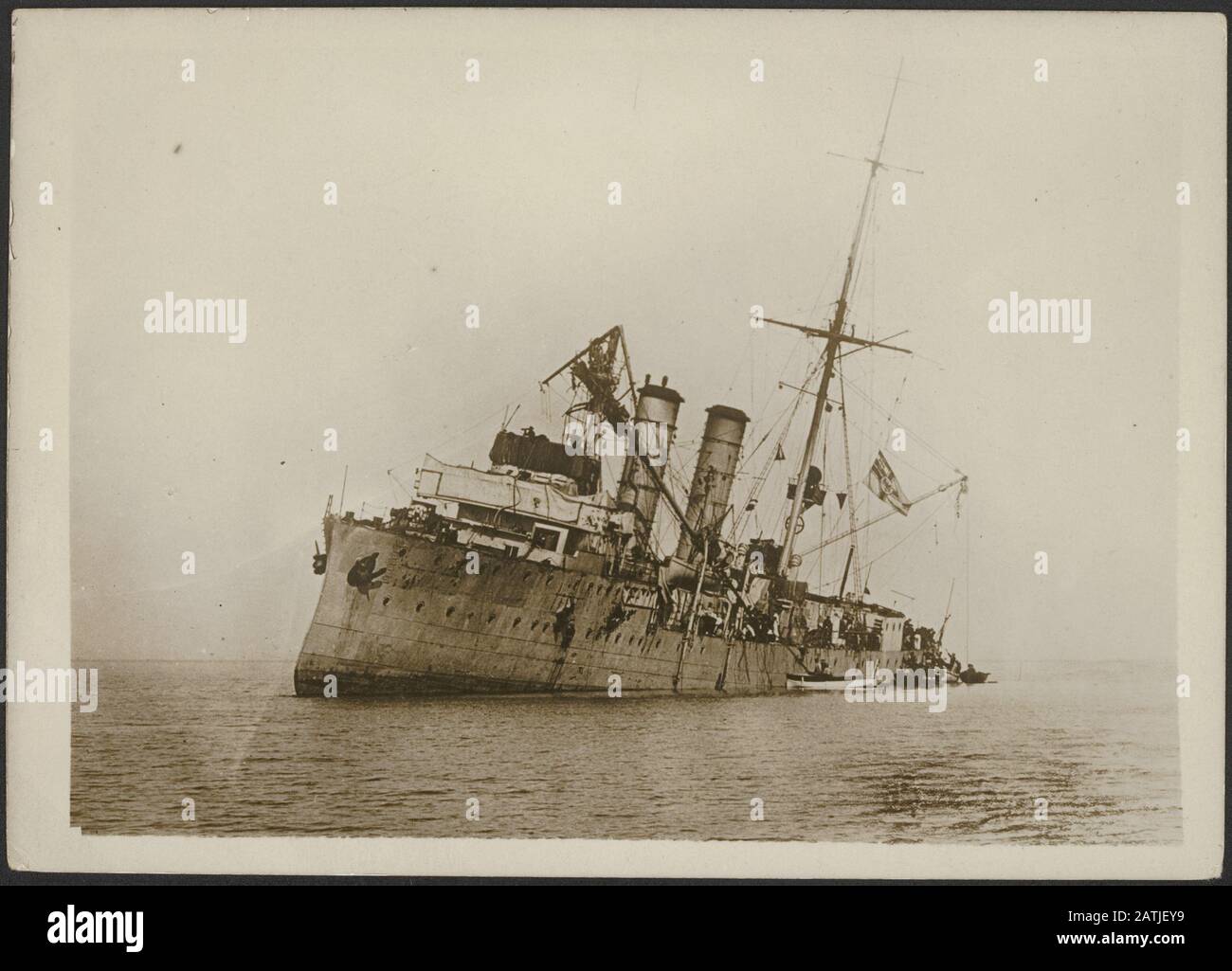 Beschreibung Zerschlagenes Schiff mit der Flagge der Kaiserlich