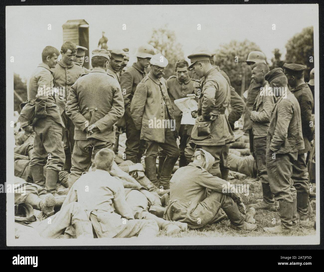 Beschreibung der Westfront: Deutsche Gefangene, die in dem neuen Vorstoß in der Nähe von Messines Untersucht wurden. Anmerkung: Die Westfront. Deutsche Kriegsgefangene in der Nähe von Messines Datum: {1914-1918} Ort: Belgien, Mesen Schlüsselwörter: WWI, Fronten, Kriegsgefangene, Verhör Stockfoto