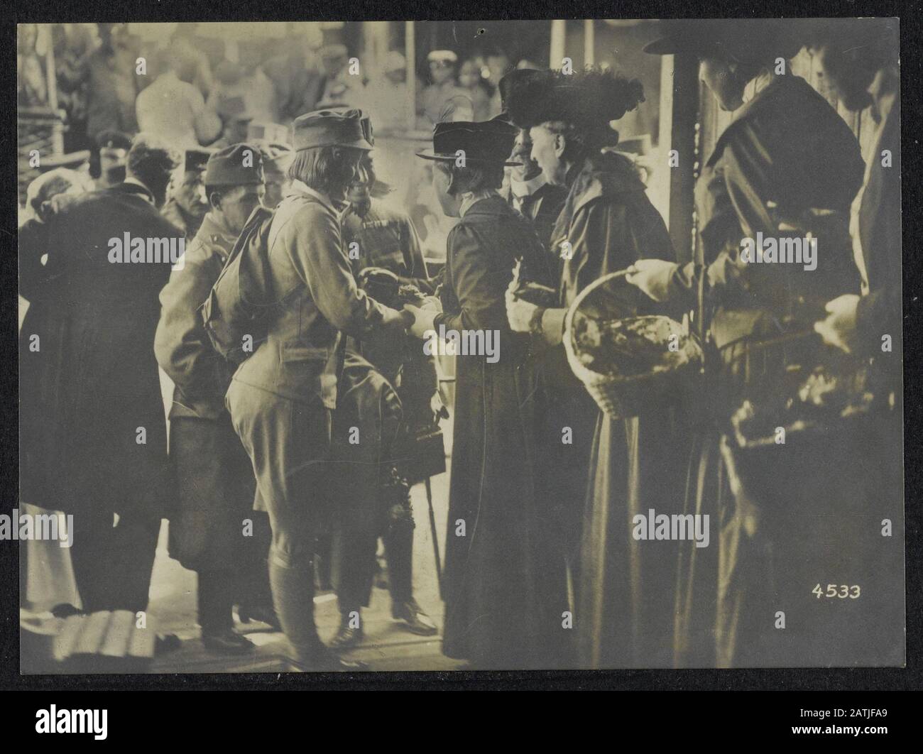 Beschreibung: Gruppe von Frauen mit Körben spricht mit Soldaten. Datum: {1914-1918} Schlagwörter: Damen, erster Weltkrieg, Militär Stockfoto