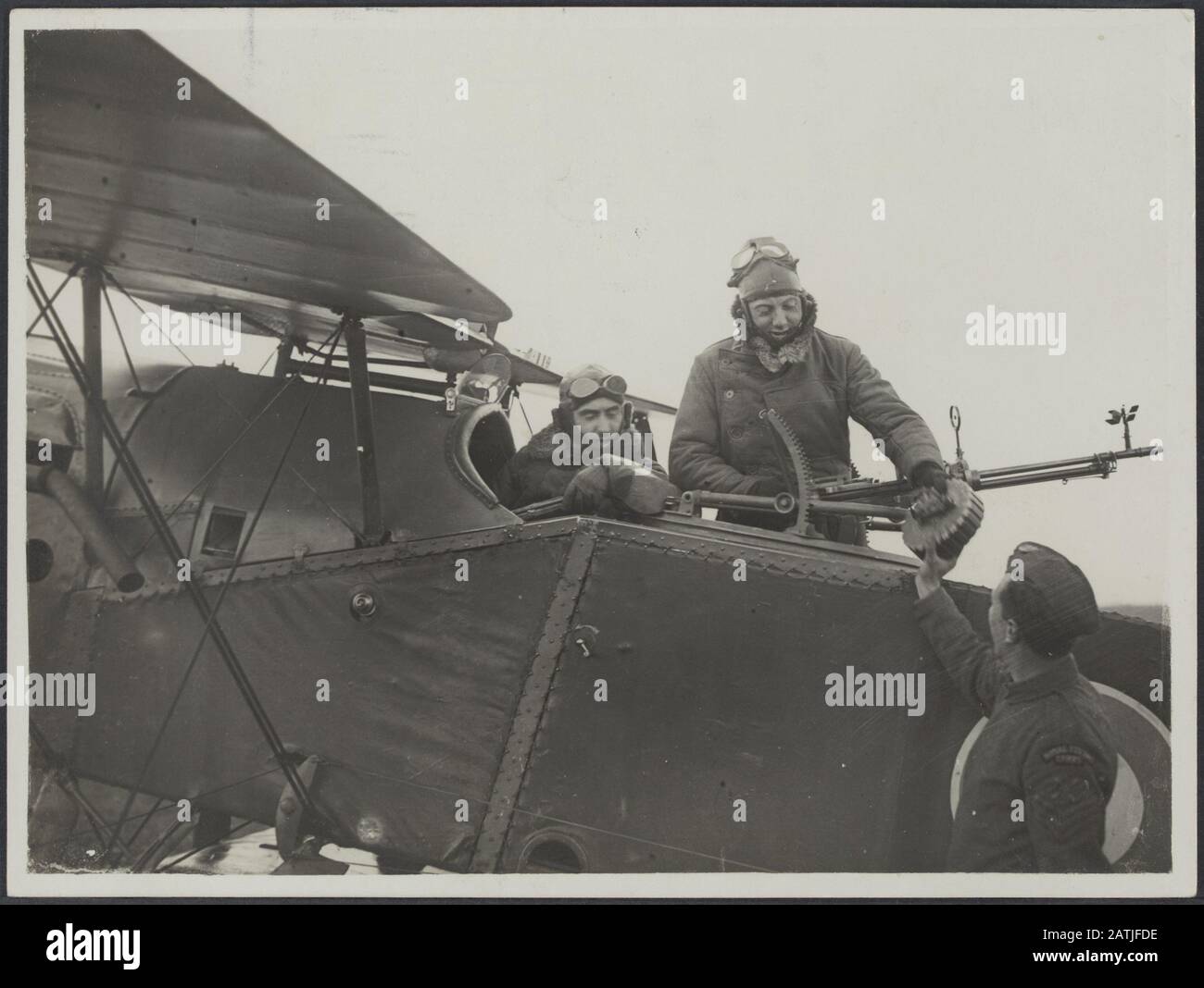 Offizielle Aufnahme der britischen Westfront in Frankreich - Arbeit der Royal Air Force während der deutschen Offensivbeschreibung: Montage der Trommel einer Waffe oder eines Schlachtflugzeugs Anmerkung: British Western Front in Fance - die Arbeit der Royal Air Force während der deutschen Offensive. Anwendung eines Einschussfass der Maschinenpistole eines Kampfflugzeugs Datum: {1914-1918} Ort: Frankreich Schlagwörter: WWI, Fronten, Kampfflugzeuge, Luftstreitkräfte, Soldaten, Maschinengewehre Stockfoto