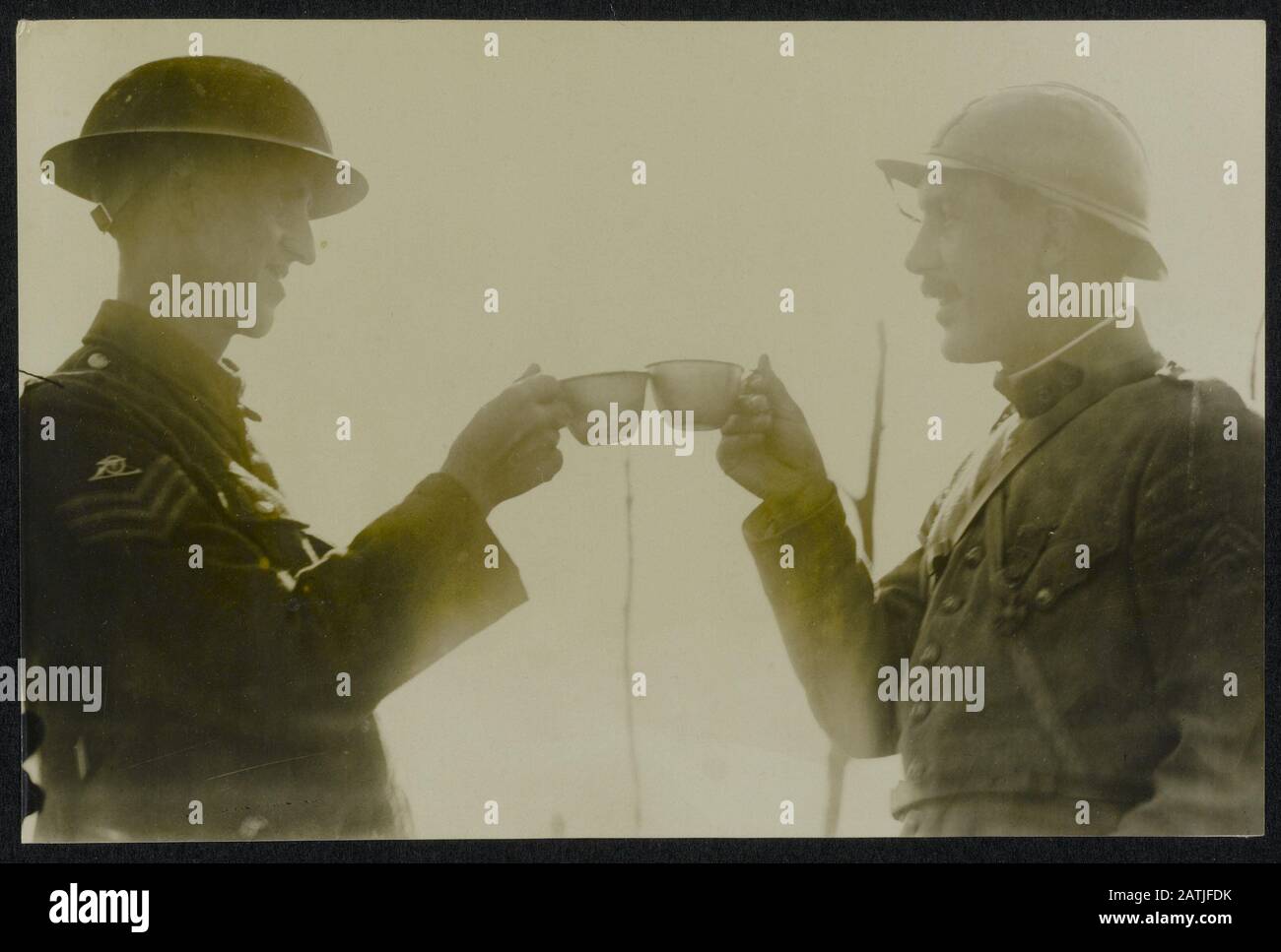 Beschreibung Der Westfront: Viel Glück. Britisches und französisches Militär "Toast" mit Teakups Anmerkung: Die Westfront. Toast ein englisches und ein französisches Militärdatum: {1914-1918} Schlüsselwörter: WWI, Fronten, Soldaten, Twinning Stockfoto Beschreibung Der Westfront: Viel Glück. Britisches und französisches Militär "Toast" mit Teakups Anmerkung: Die Westfront. Toast ein englisches und ein französisches Militärdatum: {1914-1918} Schlüsselwörter: WWI, Fronten, Soldaten, Twinning Stockfoto