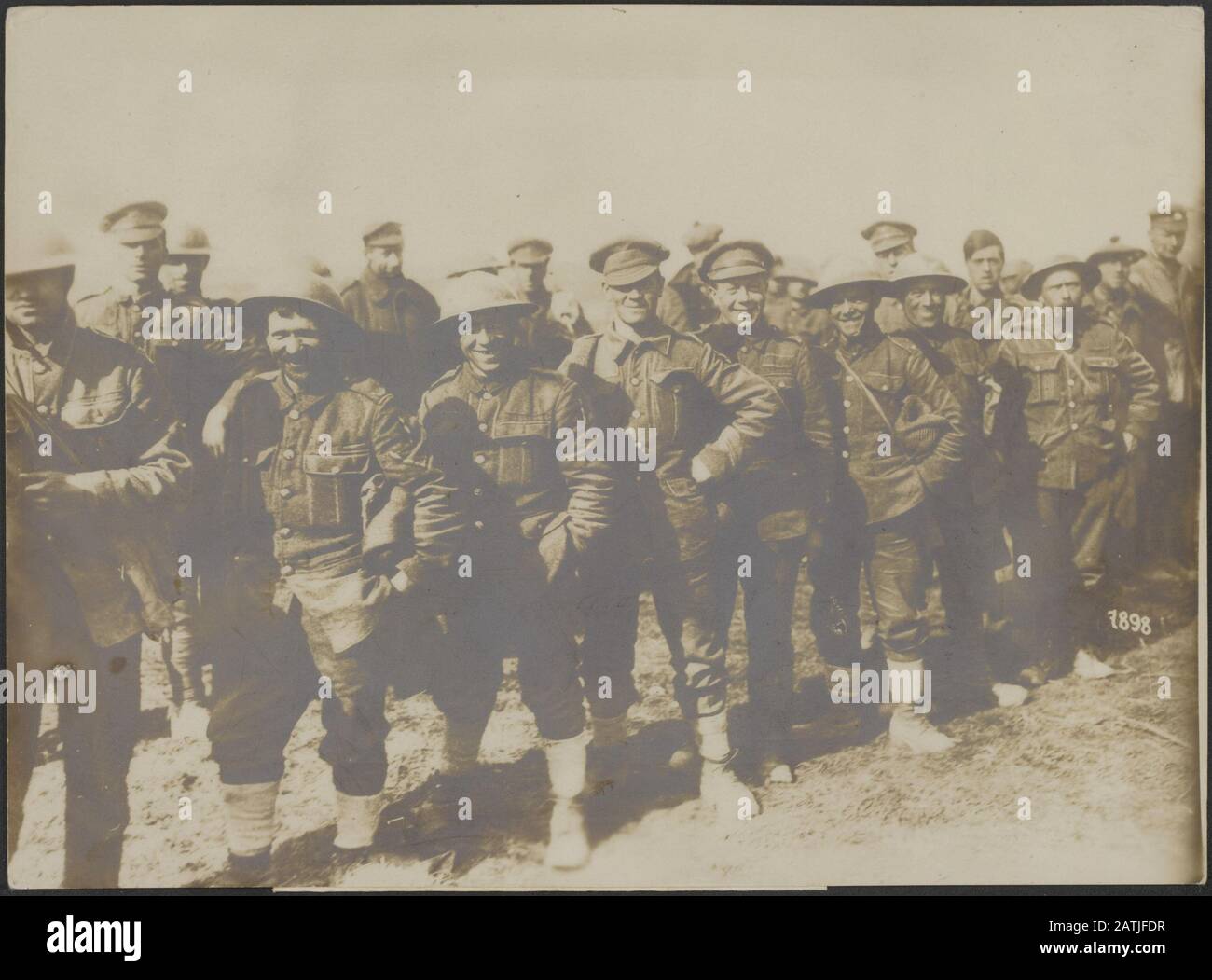 Beschreibung: Gruppen englischer Soldaten, inhaftiert für Bapaume Datum: {1914-1918} Ort: Bapaume, Frankreich Schlüsselwörter: WWI, Fronten, Kriegsgefangene Stockfoto