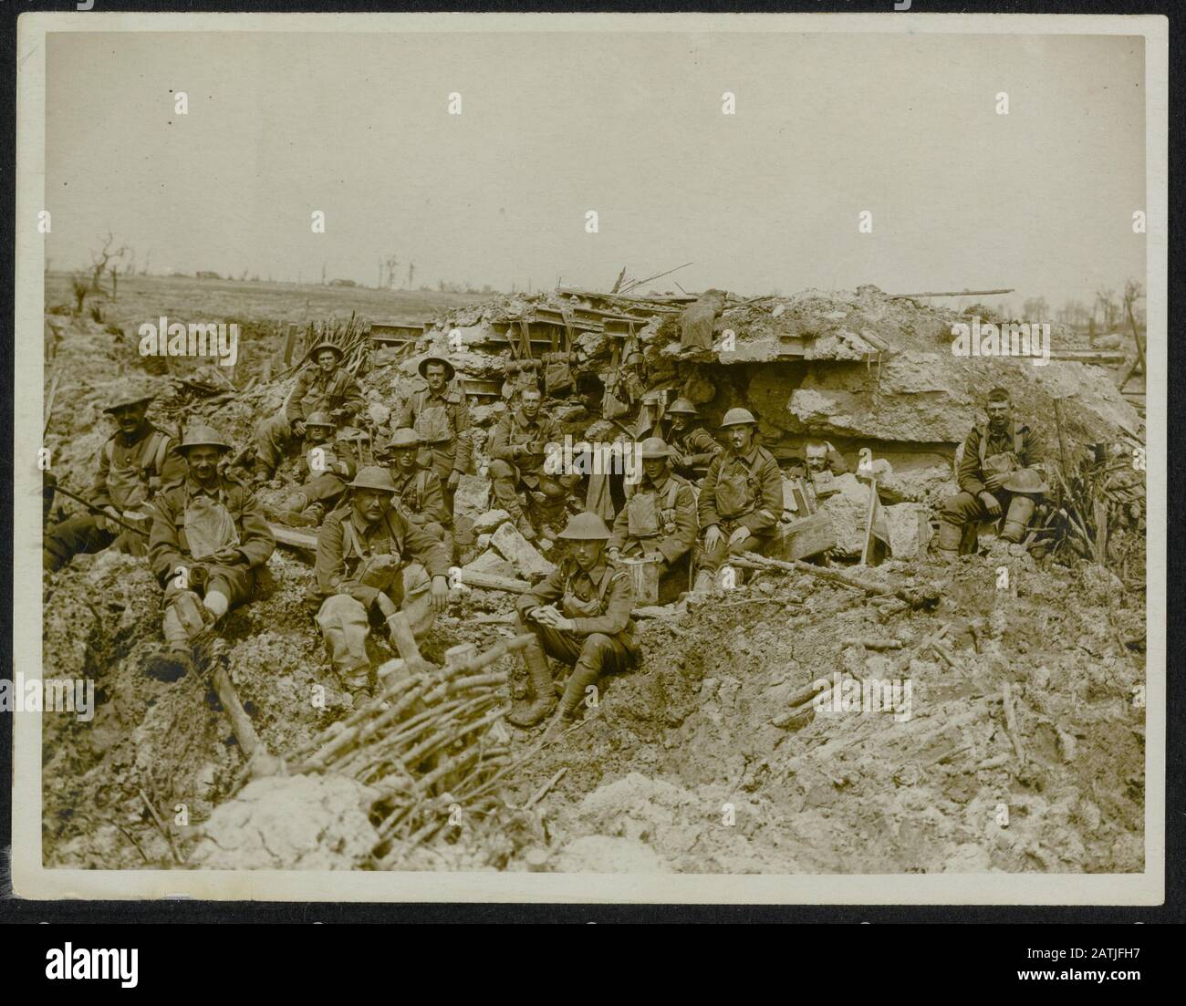 Die Britische Westfront. Battle of Flanders Beschreibung: Guardsmen Outside A zerschlug Ihre Maschinengewehr-Platzierung. Anmerkung: Die Britische Westfront. Die Schlacht von Flanders. Mitglieder der Garde ruhen in einem verwüsteten deutschen Maschinengewehrposten. Datum: {1914-1918} Ort: Belgien Schlagwörter: WWI, Fronten, Maschinengewehre, Soldaten, Ruhe, Zerstörung Stockfoto