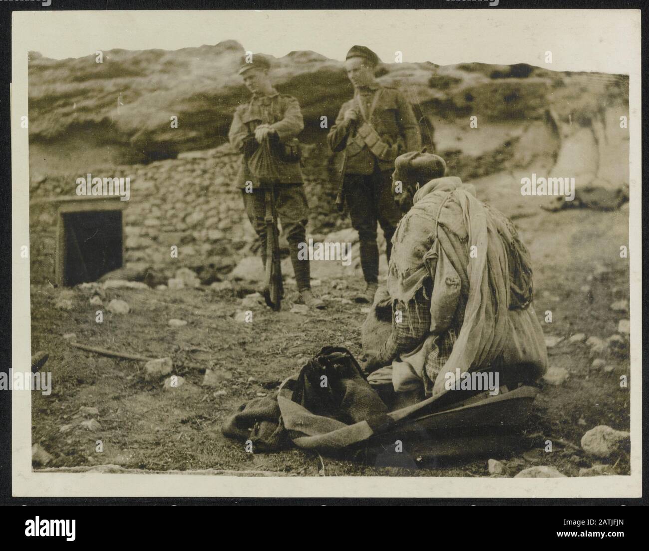 Die Kriegsschauplätze mit den britischen Streitkräften im ägyptischen Operationsgebiet Beschreibung: Ein gefangener Senussi-Trierer, der in einer römischen Höhle in der Nähe des Ufers am Sollum gefunden wurde. Anmerkung: Die britischen Streitkräfte in Ägypten. Pow Sanussisoldaat eingenommen wurde in einer Höhle an der römischen Küste bei Sollum gefunden. Datum: {1914-1918} Ort: Ägypten, Sollum Schlüsselwörter: 1. Weltkrieg, Höhlen, Kriegsgefangene Stockfoto