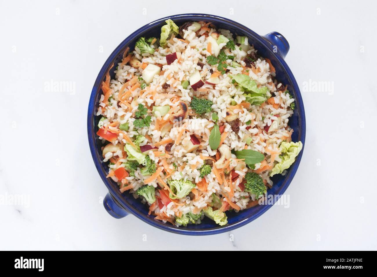 Brauner Reissalat in einer Schüssel auf einer Marmoroberfläche. Stockfoto