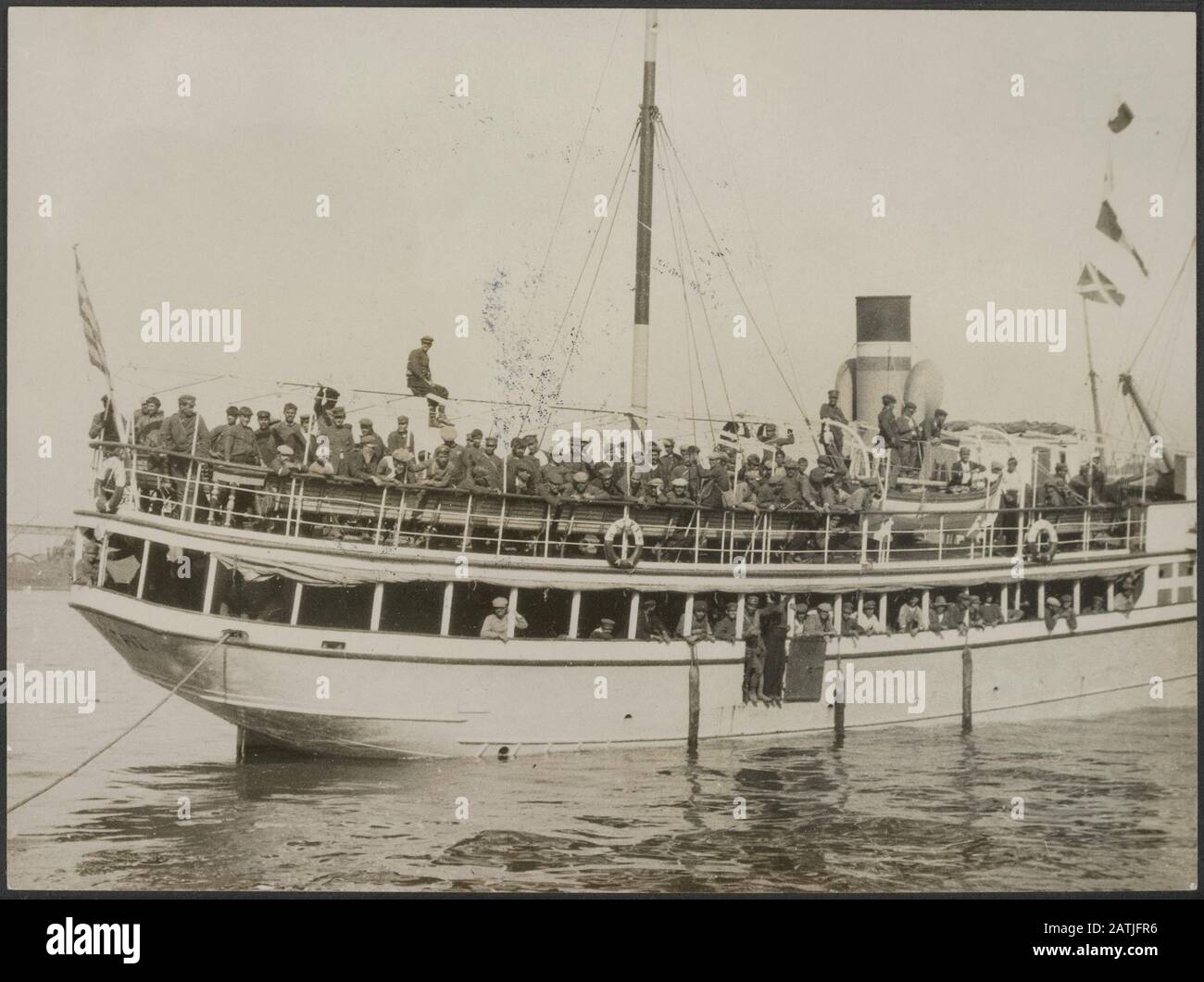 Auf der Salonica-Vorderseite Beschreibung: Eine tägliche Szene bei Salonica. Griechische Freiwillige kommen, um der neuen Truppe beizutreten. Anmerkung: Die Vorderseite bei Salonika. Griechische Freiwillige kommen mit dem Boot an, um der neuen Truppe beizutreten. Datum: {1914-1918} Ort: Griechenland, Schlüsselwörter von Saloniki: 1. Weltkrieg, Fronten, Schiffe, Freiwillige Stockfoto