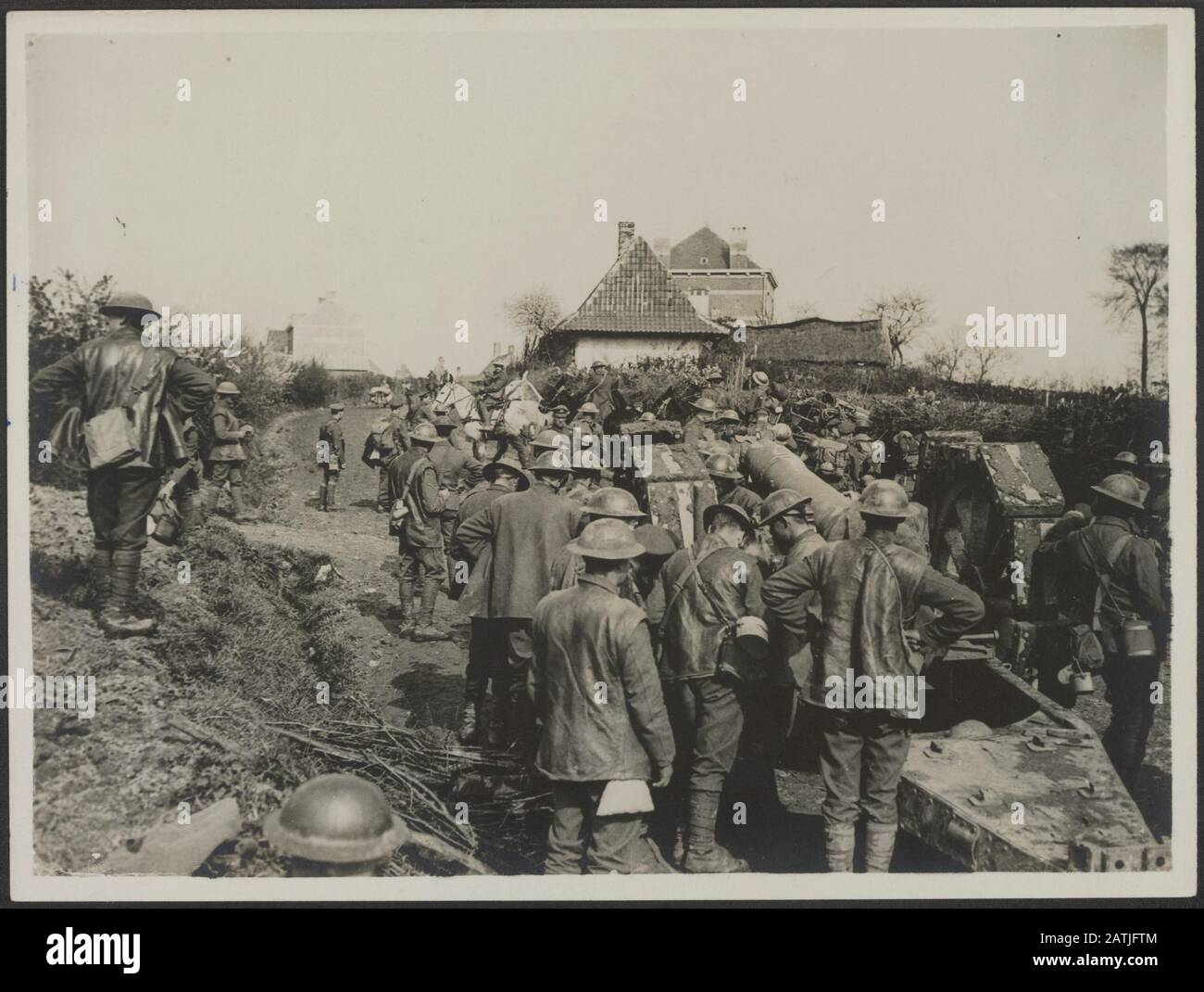 Die britische Westfront in Frankreich. Die deutsche Offensivbeschreibung: Eine belebte Szene auf einer Straße. Anmerkung: Die britische Westfront in Frankreich. Die deutsche Offensive. Aktivität auf eine Art und Weise. Datum: {1914-1918} Ort: Frankreich Schlagwörter: Angriff, erster Weltkrieg, Fronten, Soldaten, Straßen Stockfoto