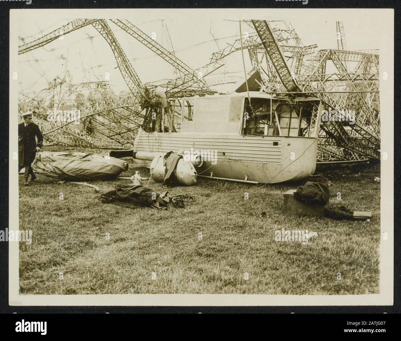 Eine der zerstörten Zepelins Beschreibung: Eine beschädigte Gondel mit einem zusammenklappbaren Boot in der Nähe. Anmerkung: Einer der gestürzten Zeppelins. Ein beschädigtes Kabel, bei dem ein zusammenklappbares Boot als nächstes steht: Datum: September 1916 Schlagwörter: Boote, erster Weltkrieg, Luftschiffe, Zerstörung Stockfoto