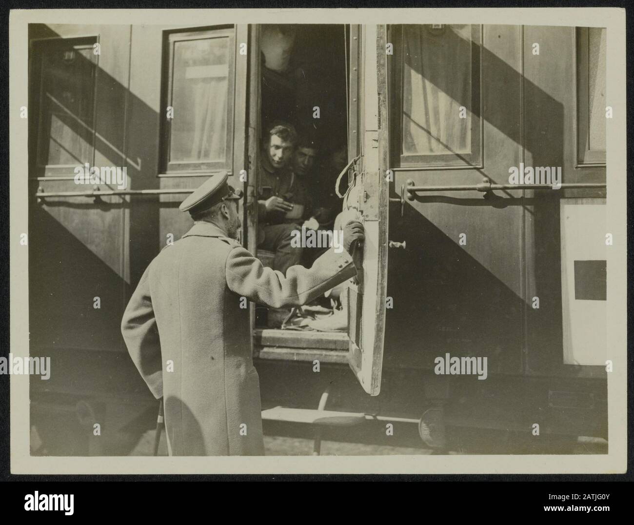 Die britische Westfront in Frankreich Beschreibung: Seine Majestät König George Vth besucht seine Armeen in Frankreich. H.M. der König spricht mit Verletzten in der deutschen Offensive Anmerkung: Britische Westfront in Frankreich. König Georg V. besuchte seine Armee in Frankreich; König Rede mit verwundeten Soldaten Datum: {1914-1918} Ort: Frankreich Schlagwörter: WWI, Fronten, verwundete Soldaten, Dynastien Name der Person: Georg V. Stockfoto