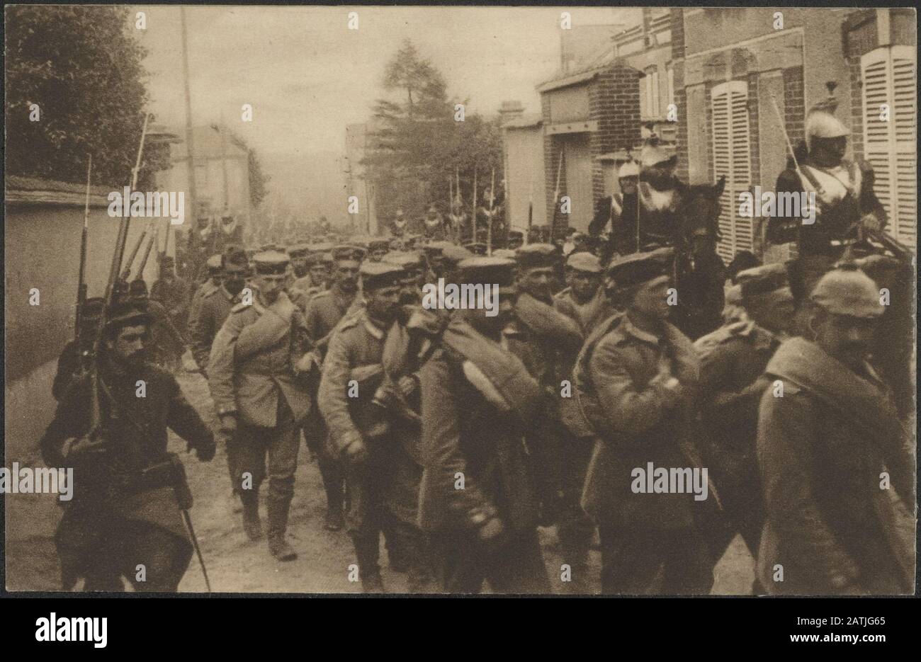 Beschreibung: Wie die Deutschen nach dem französischen Sieg in der Champagne (Februar-März 1915) in Paris auftraten, begleitet von französischen Kürassierern und Fußsoldaten. Anmerkung: Französische Postkarte mit holländischem Text mit dem Foto einer Gruppe deutscher Kriegsgefangenen in Paris. Datum: März 1915 Ort: Frankreich, Paris Schlüsselwörter: 1. Weltkrieg, Kriegsgefangene, Soldaten, Stadt Stockfoto