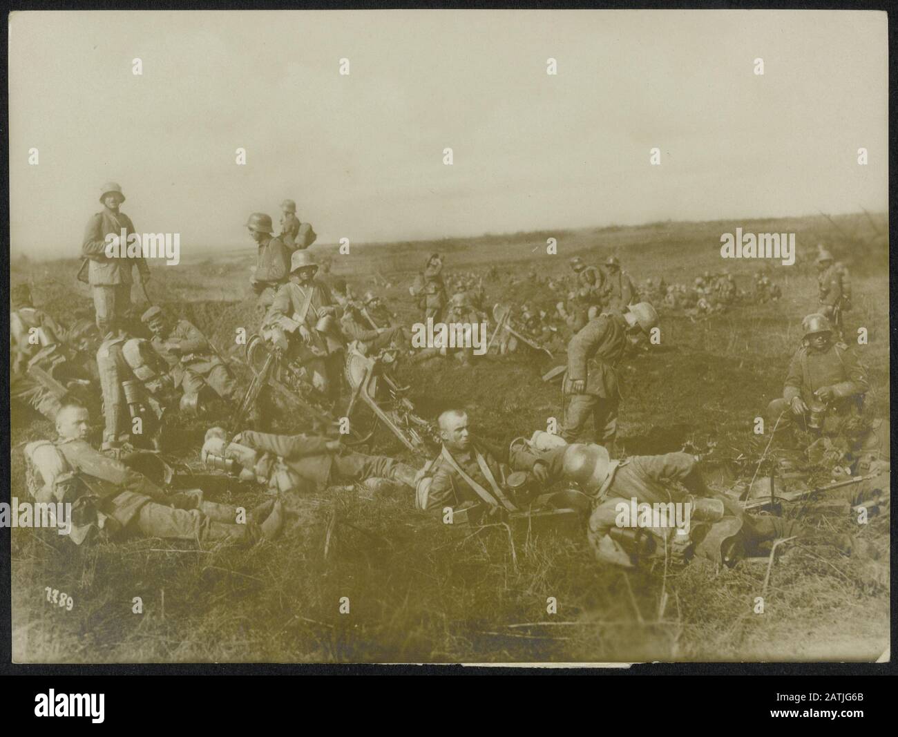 Die große Schlacht im Westen Beschreibung: Alfresco, das die deutschen Reserven ausbaut Datum: 1914 Schlüsselwörter: WWI, Fronten, Breaks, Soldaten Stockfoto