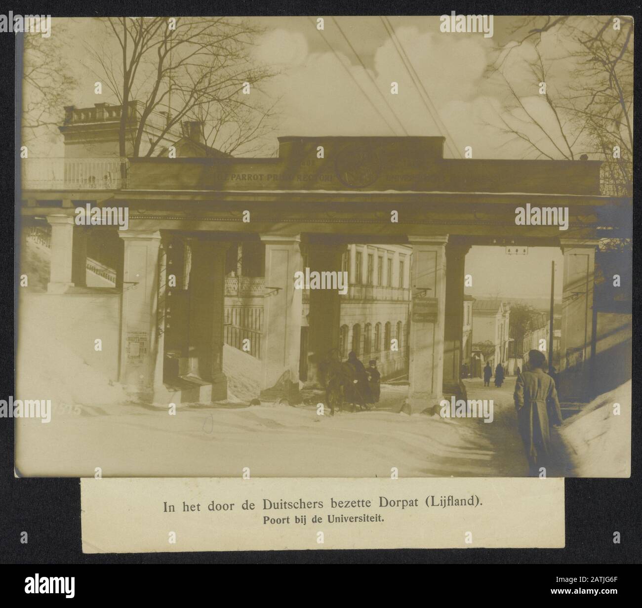 Beschreibung: Im besetzten Dorpat von den Deutschen (Livland). Tor an der Universität [Dorpat ist jetzt: Tartu in Estland] Datum: {1914-1918} Standort: Dorpat, Livonia Schlüsselwörter: Berufe, erste Welt, Häfen, Städte, Universitäten Stockfoto