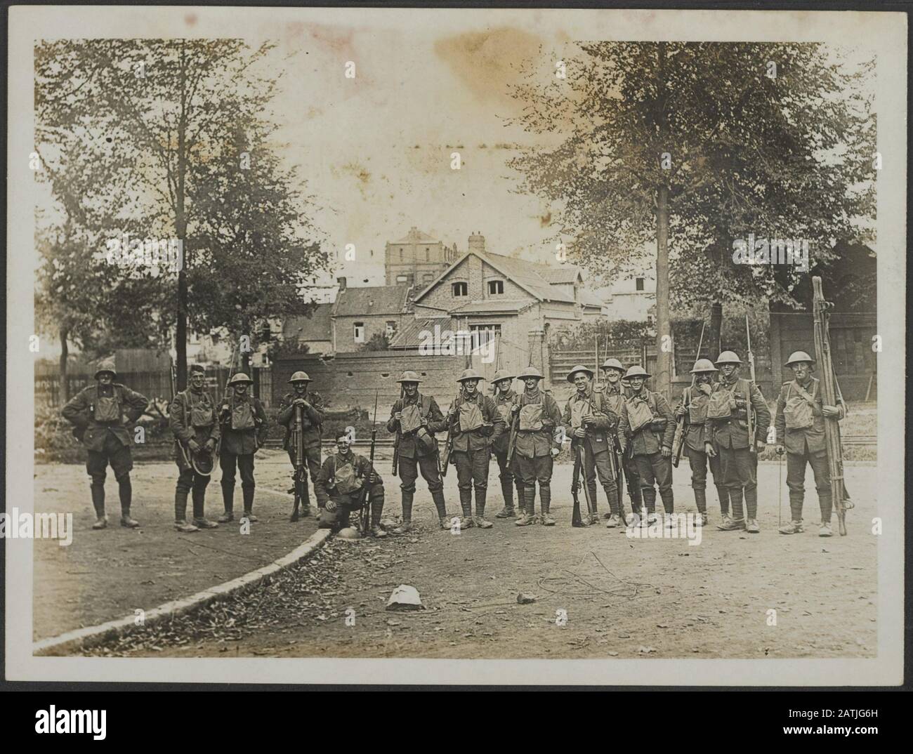 Die britische Westfront in Frankreich Beschreibung: In Cambrai. Einer der North Lancs [North Lancashire Regiment], Der Bei der Einnahme der Stadt Cambrai Geholfen hat, hat Ihre Fotografie aufgenommen Anmerkung: British Western Front in Frankreich. Cambrai. Männer des North Lancashire Regiments in die Stadt Cambrai es half bei der Erstellung von Fotos Datum: {1914-1918} Ort: Cambrai, Frankreich Schlüsselwörter: WWI, Fotos, Fronten, Soldaten Stockfoto