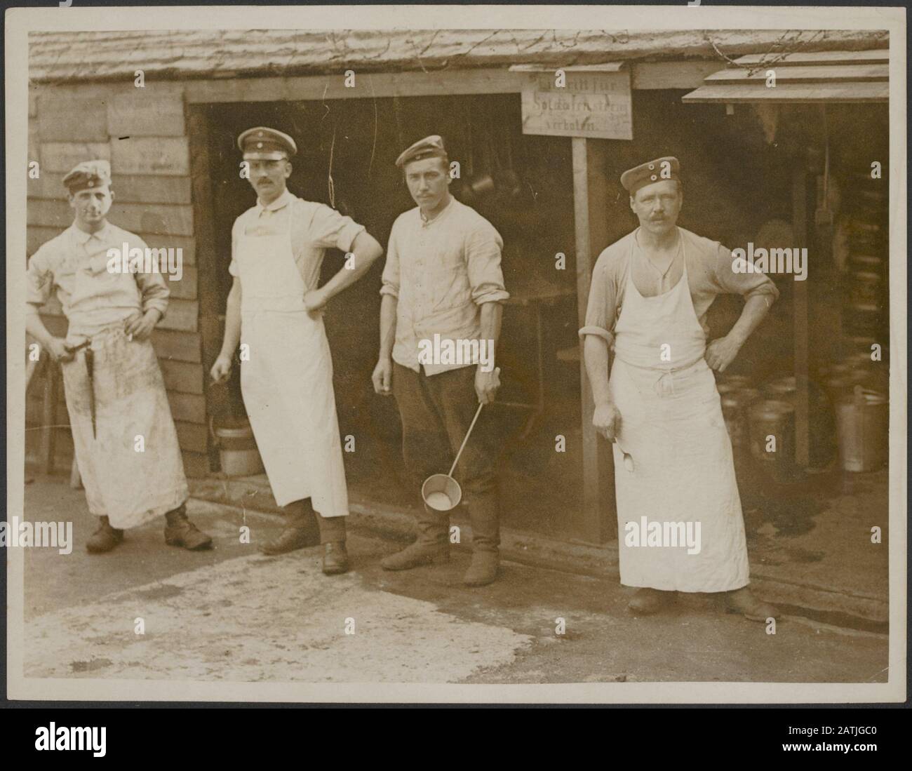 Deutsche Gefangene in Southampton Beschreibung: Interessante Szenen, die bei der Ankunft deutscher Gefangener in Southampton aufgenommen wurden, bevor Sie in die verschiedenen Haftlager geschickt werden. Anmerkung: Deutsche Kriegsgefangene in Southanmpton. Interessante Szenen bei der Ankunft der deutschen Kriegsgefangenen in Southampton, bevor sie in Lager geschickt werden. Datum: {1914-1918} Ort: Großbritannien, Southampton Schlüsselwörter: WWI, Häfen, Gefangener Stockfoto