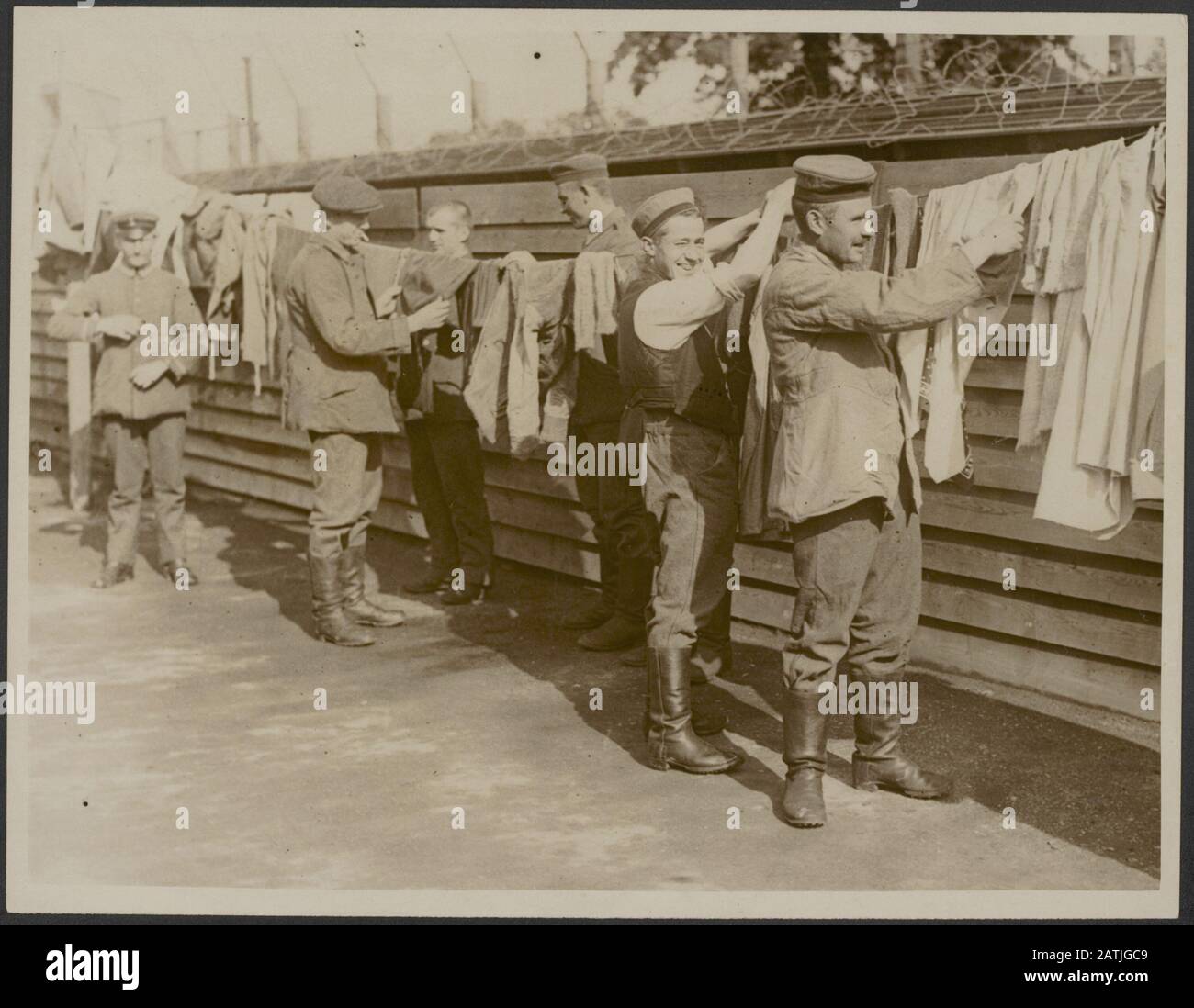 Deutsche Gefangene in Southampton Beschreibung: Interessante Szenen, die bei der Ankunft deutscher Gefangener in Southampton aufgenommen wurden, bevor Sie in die verschiedenen Haftlager geschickt werden. Anmerkung: Deutsche Kriegsgefangene in Southanmpton. Interessante Szenen bei der Ankunft der deutschen Kriegsgefangenen in Southampton, bevor sie in Lager geschickt werden. Datum: {1914-1918} Ort: Großbritannien, Southampton Schlüsselwörter: WWI, Häfen, Gefangener Stockfoto