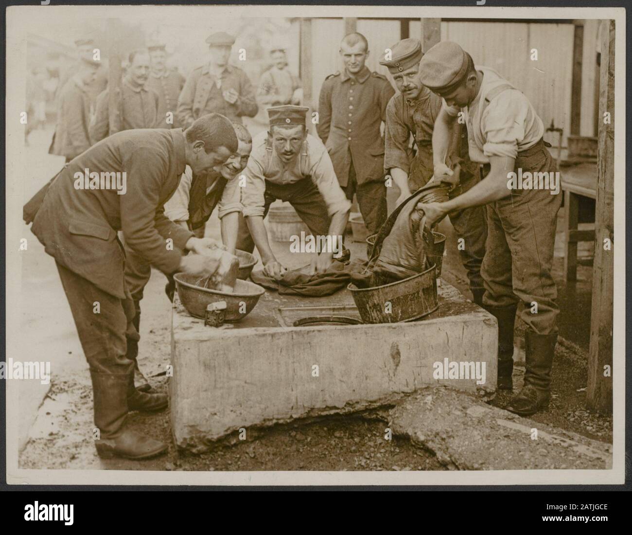 Deutsche Gefangene in Southampton Beschreibung: Interessante Szenen, die bei der Ankunft deutscher Gefangener in Southampton aufgenommen wurden, bevor Sie in die verschiedenen Haftlager geschickt werden. Anmerkung: Deutsche Kriegsgefangene in Southanmpton. Interessante Szenen bei der Ankunft der deutschen Kriegsgefangenen in Southampton, bevor sie in Lager geschickt werden. Datum: {1914-1918} Ort: Großbritannien, Southampton Schlüsselwörter: WWI, Häfen, Gefangener Stockfoto