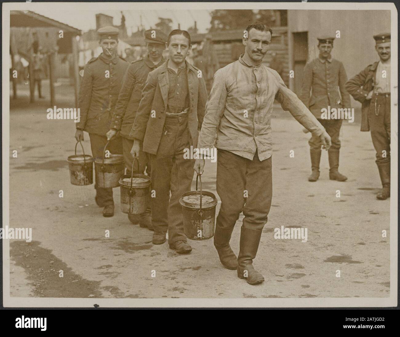 Deutsche Gefangene in Southampton Beschreibung: Interessante Szenen, die bei der Ankunft deutscher Gefangener in Southampton aufgenommen wurden, bevor Sie in die verschiedenen Haftlager geschickt werden. Anmerkung: Deutsche Kriegsgefangene in Southanmpton. Interessante Szenen bei der Ankunft der deutschen Kriegsgefangenen in Southampton, bevor sie in Lager geschickt werden. Datum: {1914-1918} Ort: Großbritannien, Southampton Schlüsselwörter: WWI, Häfen, Gefangener Stockfoto