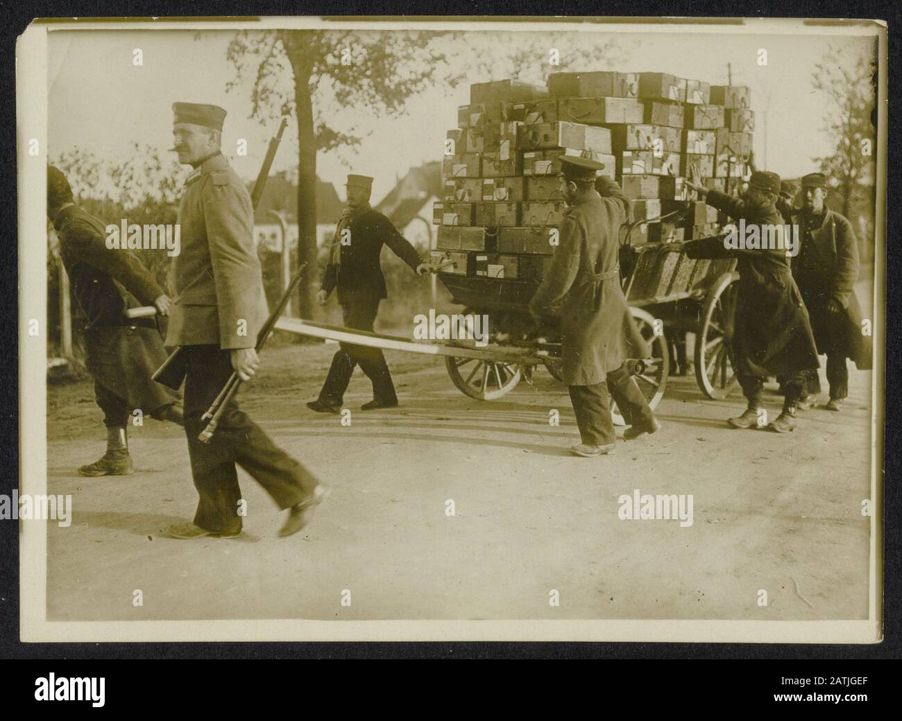 Beschreibung: Transport der italienischen Kriegsgefangenen, bewacht von einem bewaffneten deutschen Soldaten, ein Wagen mit Holzkisten Datum: {1914-1918} Schlagwörter: WWI, Karren, Kisten, Kriegsgefangene, Soldaten Stockfoto