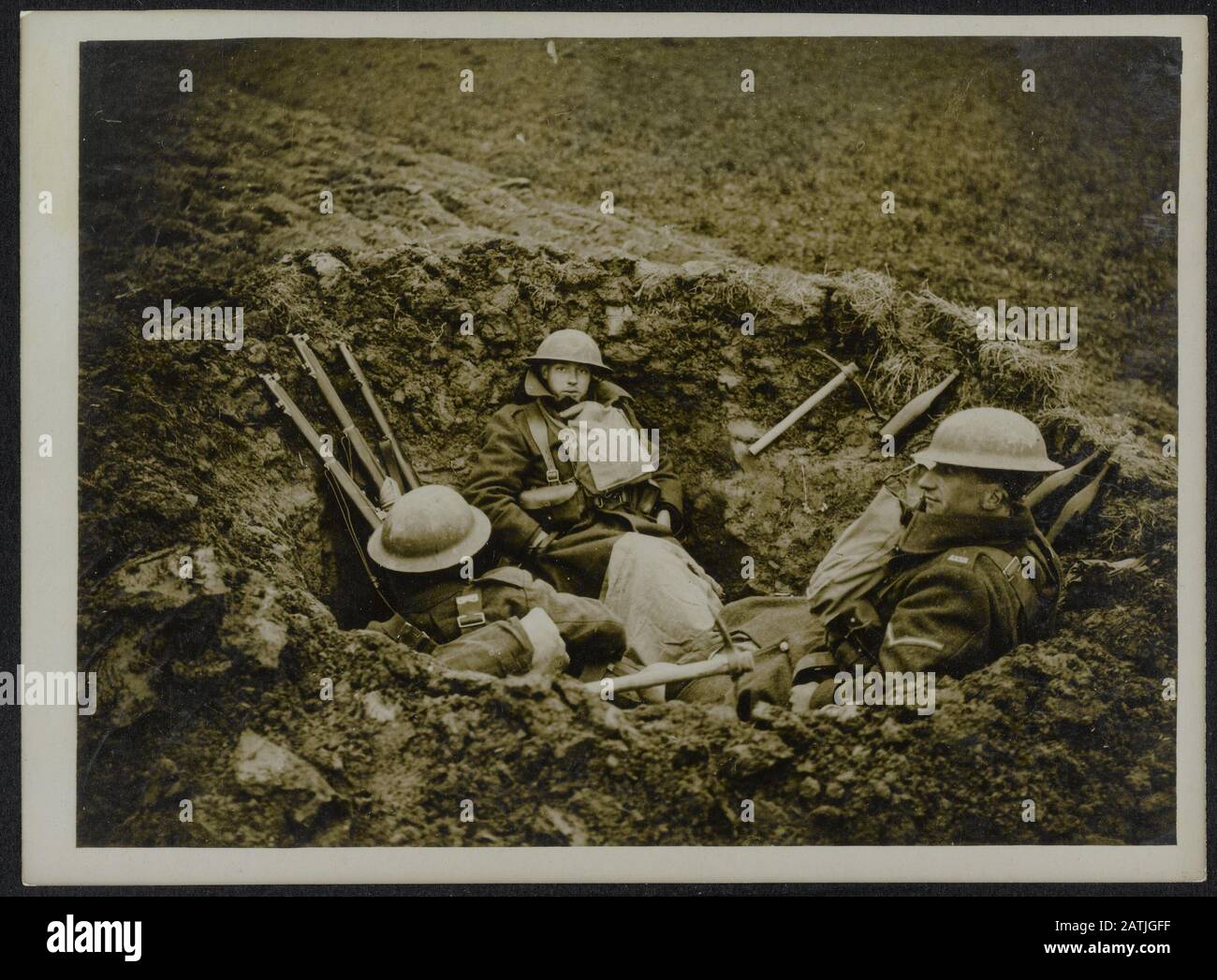 Die britische Westfront in Frankreich. Die deutsche Offensivbeschreibung: Jolly Jocks wartet auf Unterstützung. Ihre Linien sind Schalenlöcher in einem Gepflügten Feld Annotation: British Western Front in Frankreich. Die deutsche Offensive. Schottische Soldaten bereit zur Unterstützung. Ihre Linien sind Bombenkrater in einem gepflügten Feld Datum: {1914-1918} Ort: Frankreich Schlagwörter: Bombenkrater, erster Weltkrieg, Fronten, Miltairen Stockfoto